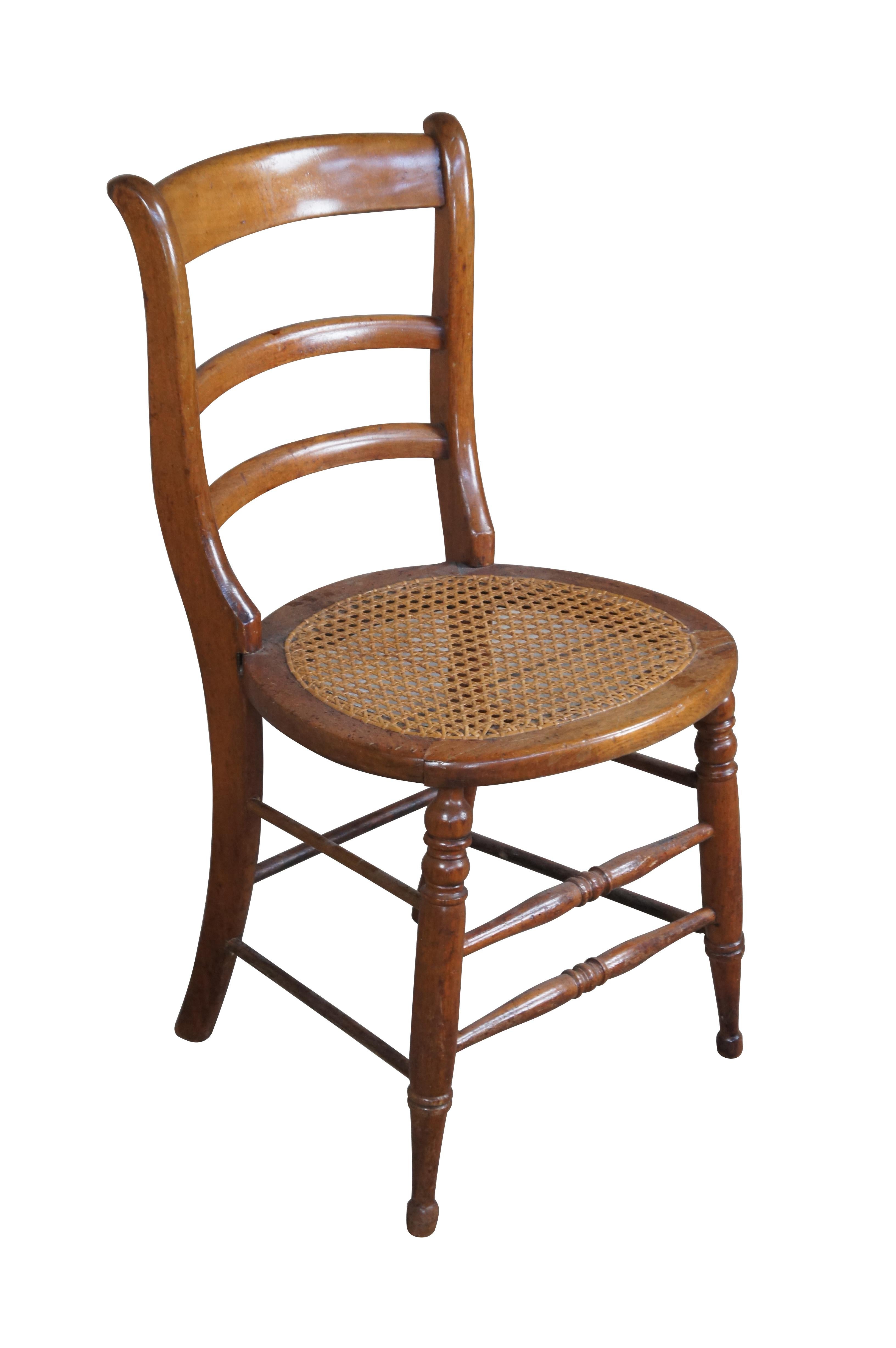 Sedia da pranzo tardo-vittoriana in Oak.  Presenta uno schienale a scaletta e una seduta in canna.  I sostegni sono torniti e nervati.  

Dimensioni:
17