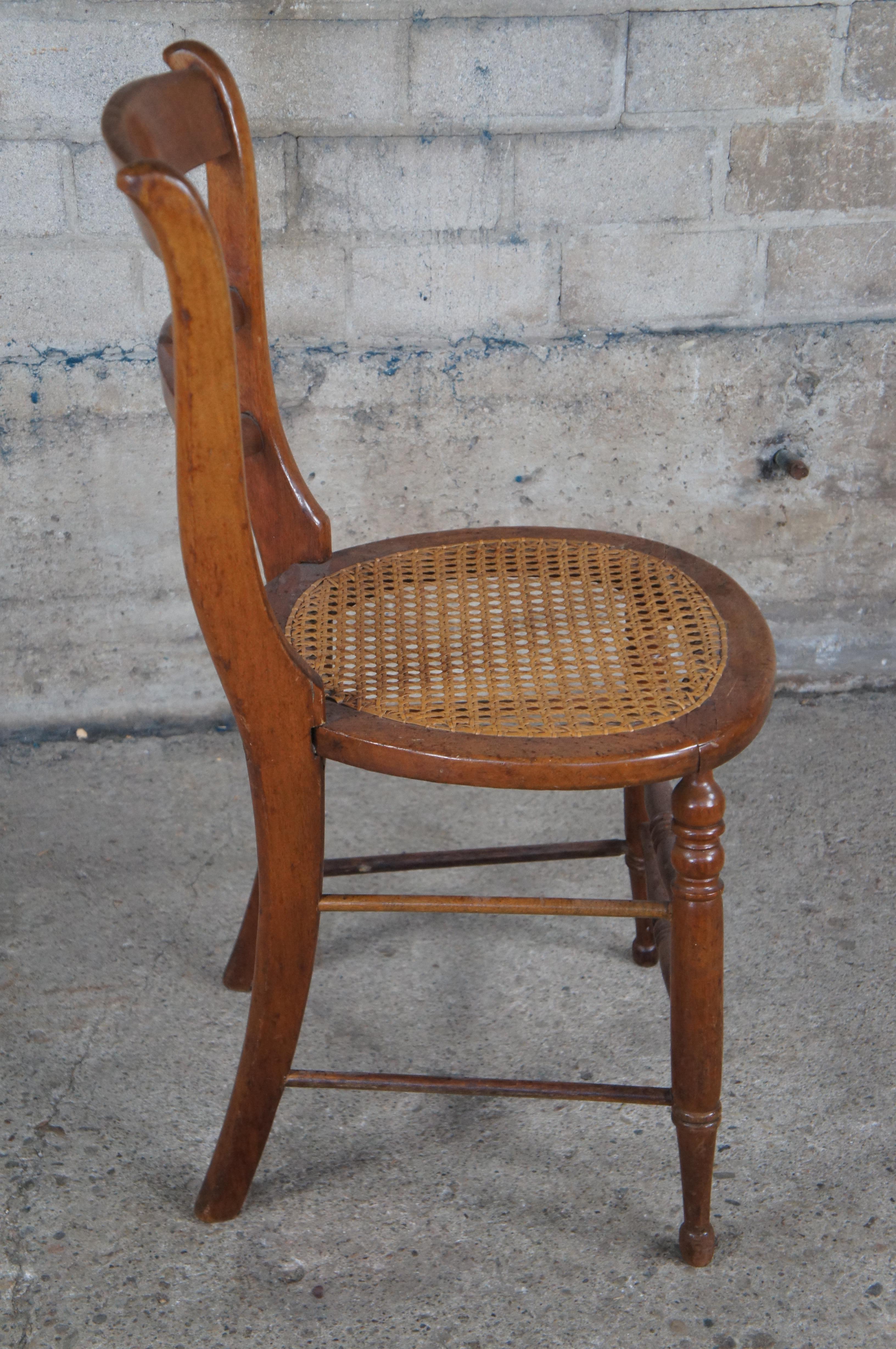 Canna Antica sedia da pranzo tardo-vittoriana in Oak con schienale a scaletta e sedile a canna in vendita