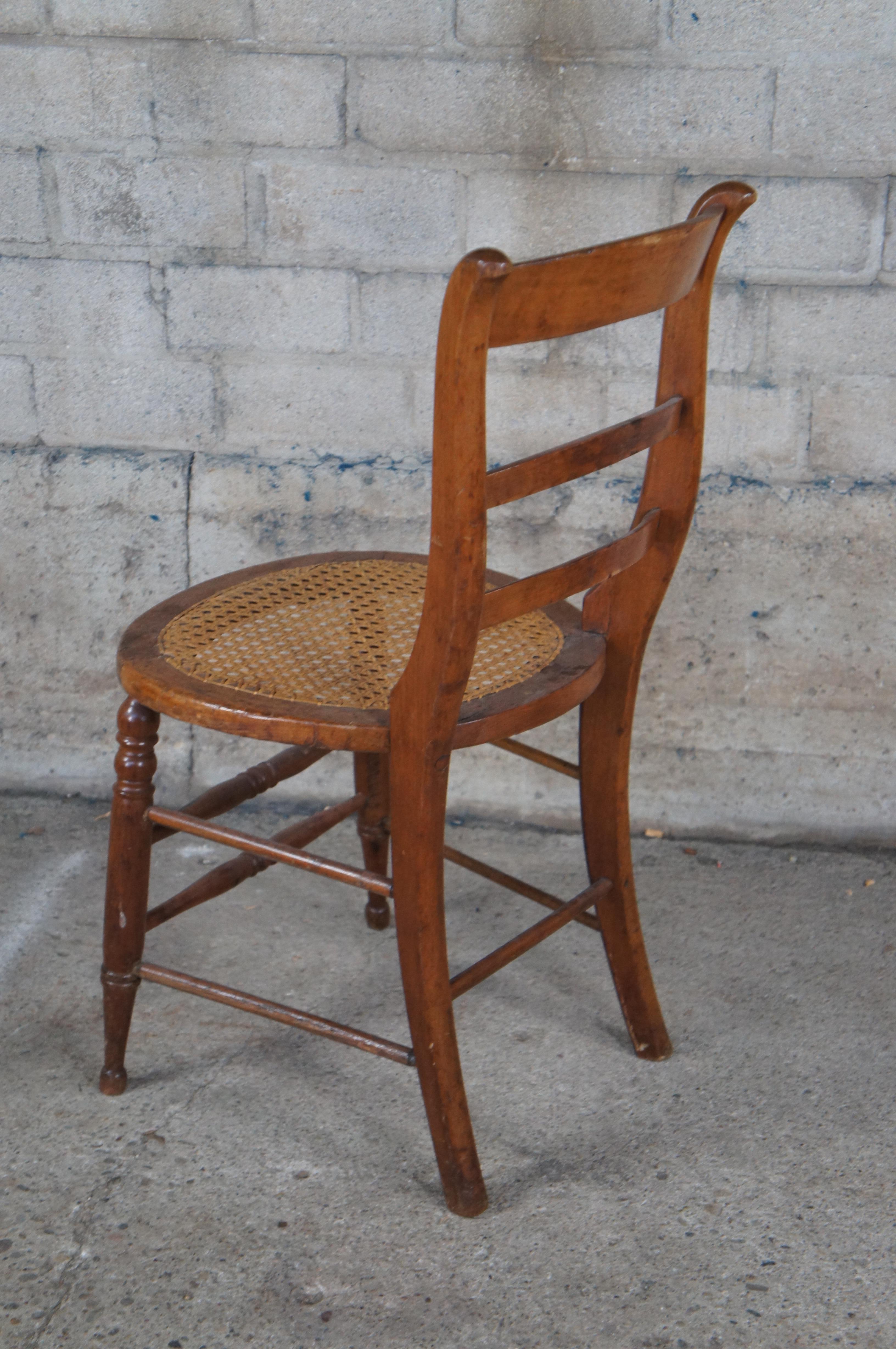 Antica sedia da pranzo tardo-vittoriana in Oak con schienale a scaletta e sedile a canna in vendita 2