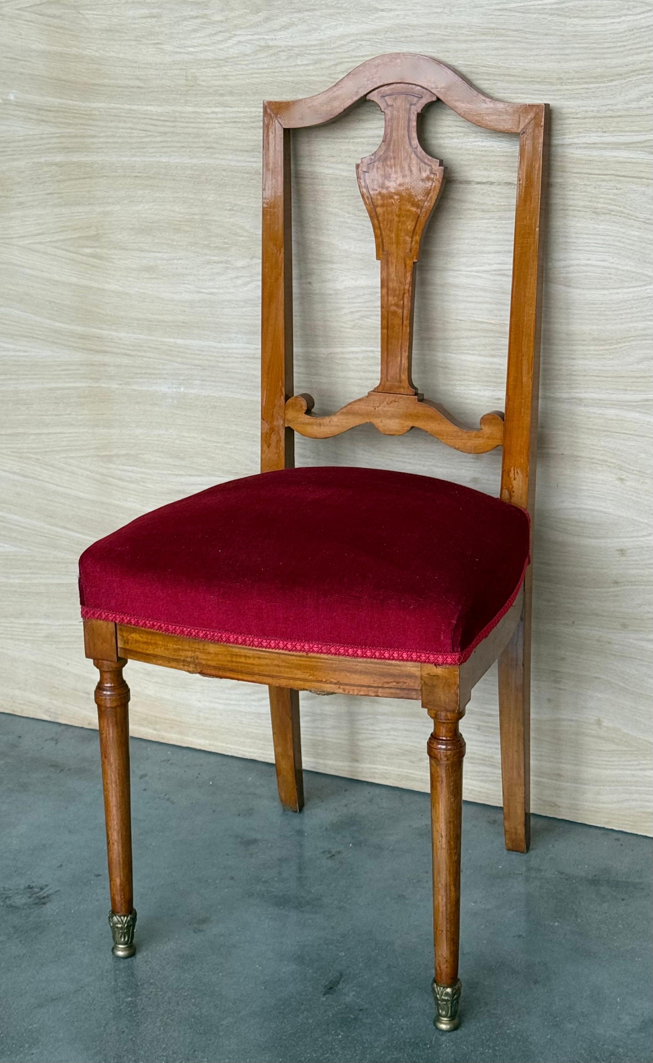 XX secolo Antica sedia da pranzo tardo-vittoriana in Oak con schienale a scaletta e seduta in velluto rosso in vendita