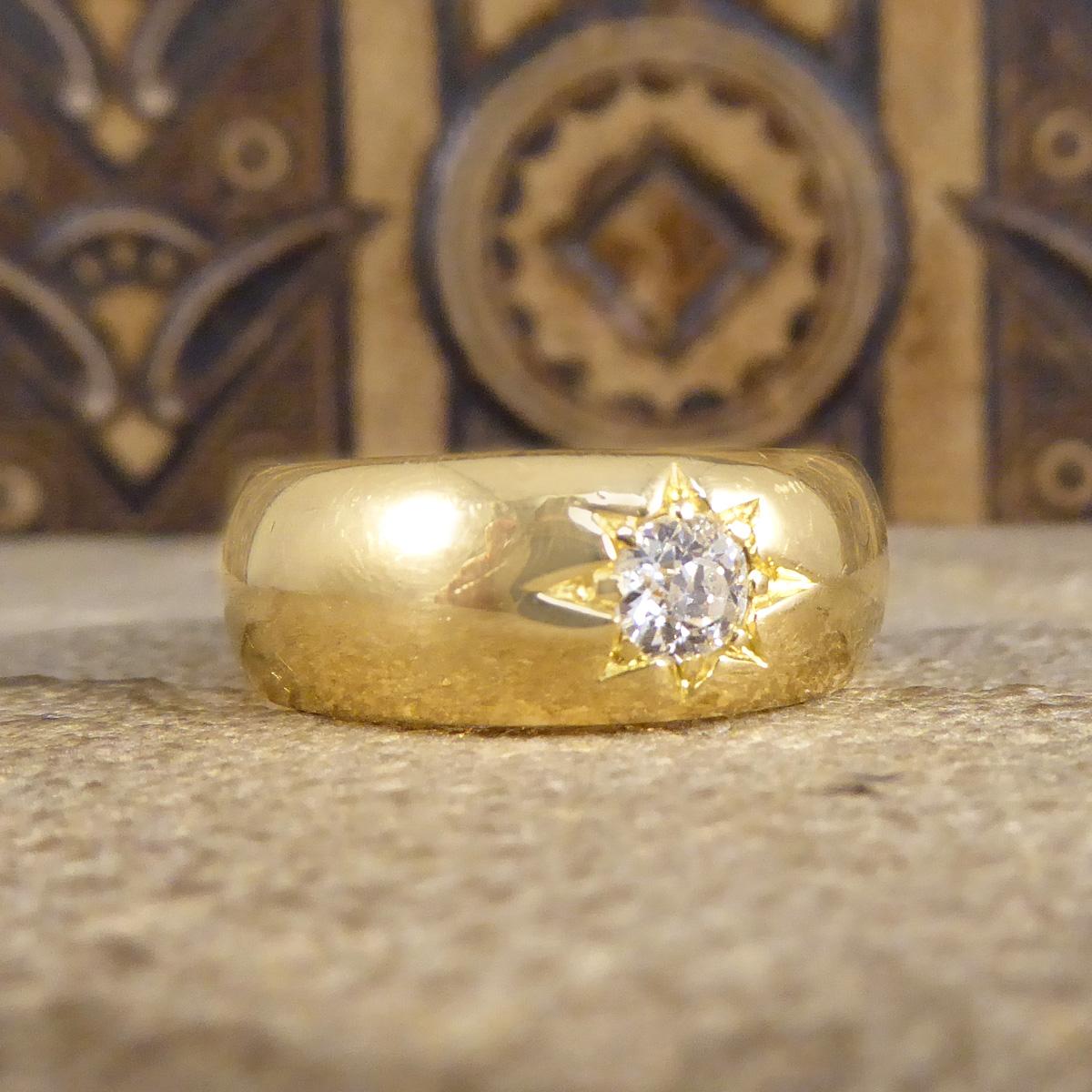 Dieser massive Goldring trägt in der Mitte einen Diamanten im alten europäischen Schliff mit einem Gewicht von 0,35ct. Der Diamant ist klar und hell und ein schöner, klobig geschliffener Stein in einer Sternfassung. Der Ring selbst hat eine schwere