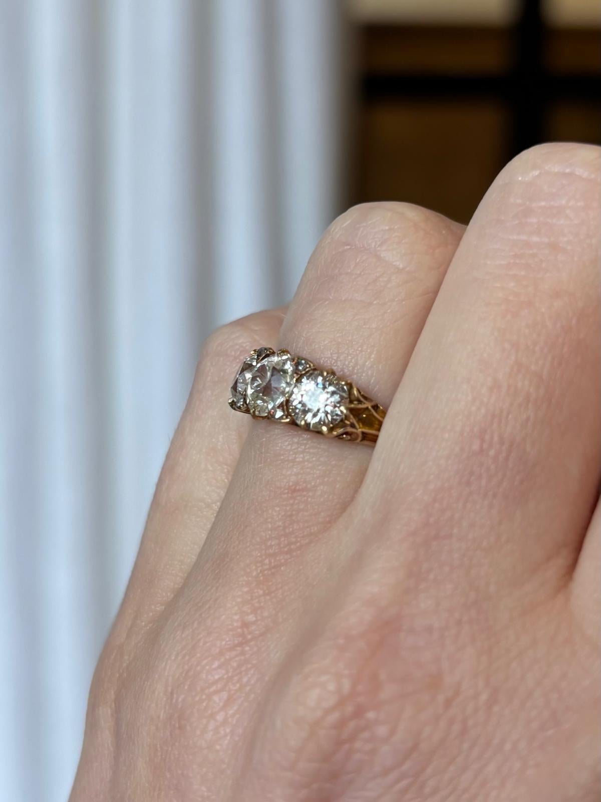 Antique Late Victorian Old Cut Diamond Three Stone Ring in 18k Yellow Gold For Sale 5