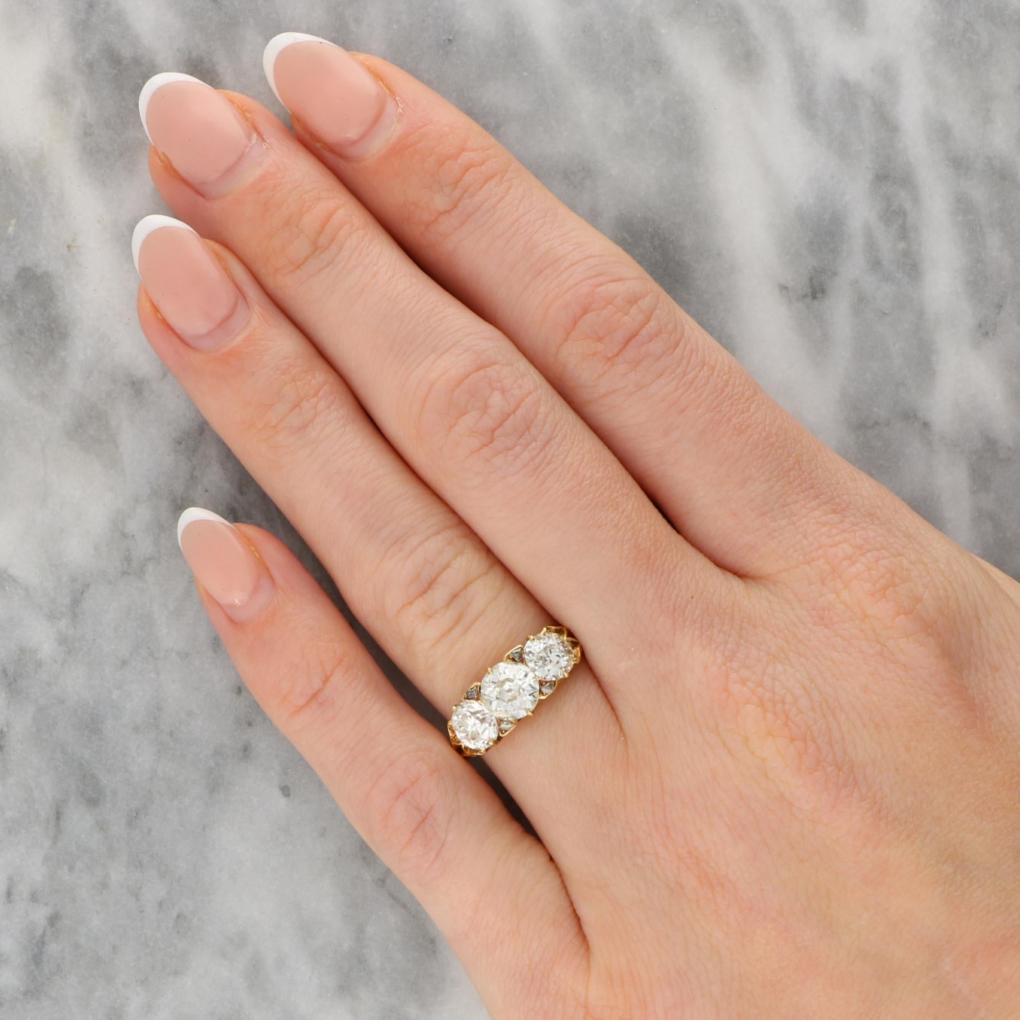 Women's or Men's Antique Late Victorian Old Cut Diamond Three Stone Ring in 18k Yellow Gold For Sale