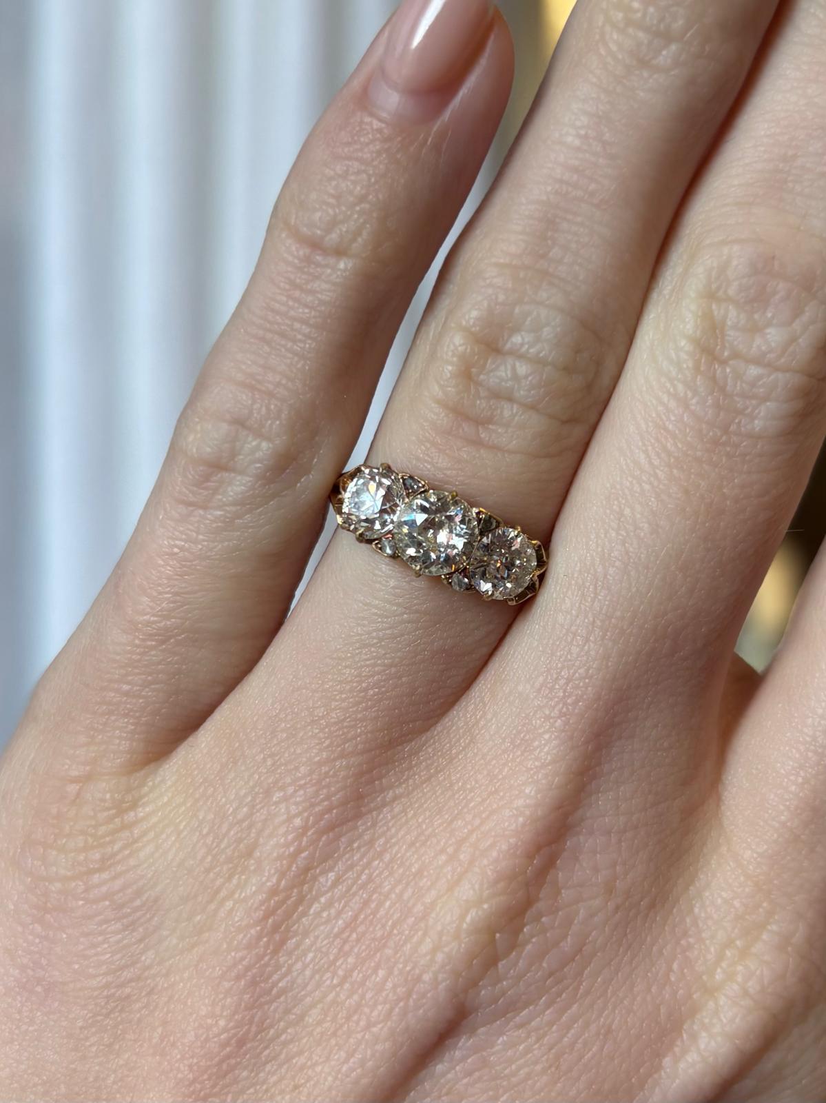 Antique Late Victorian Old Cut Diamond Three Stone Ring in 18k Yellow Gold For Sale 1