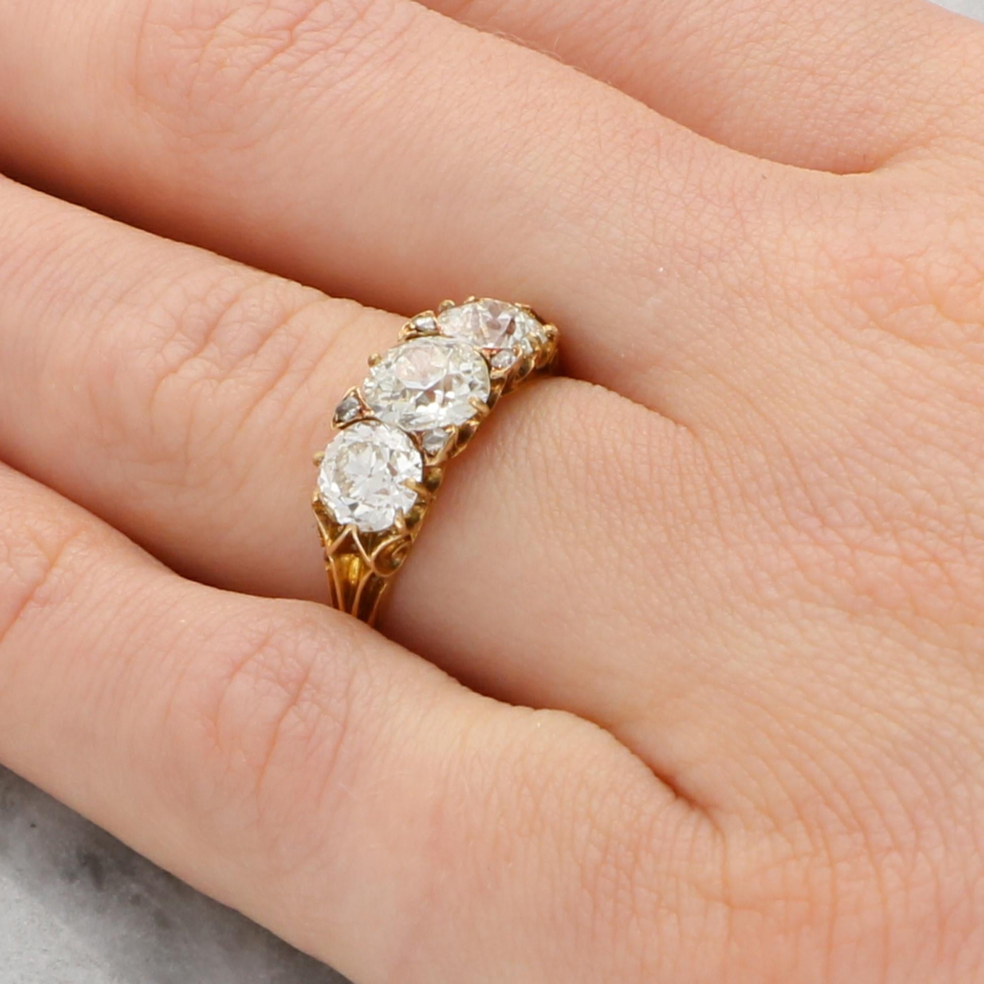 Antique Late Victorian Old Cut Diamond Three Stone Ring in 18k Yellow Gold For Sale 2