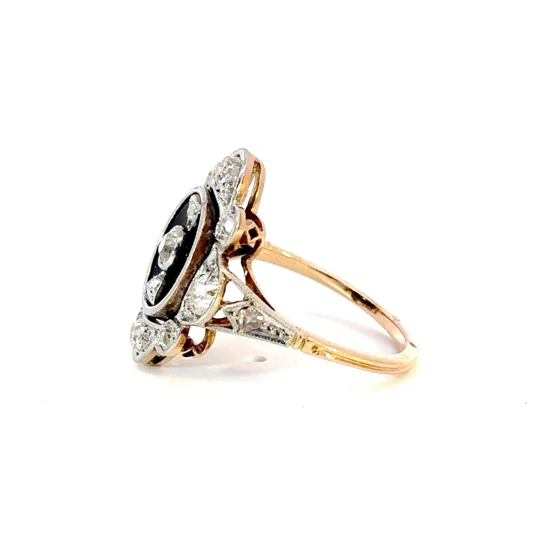 Cette bague de la fin de l'ère victorienne est unique en son genre. Elle a été fabriquée de main de maître en combinant le platine et l'or jaune 18 carats. Cette pièce exceptionnelle présente un centre en onyx noir profond, élégamment orné d'un
