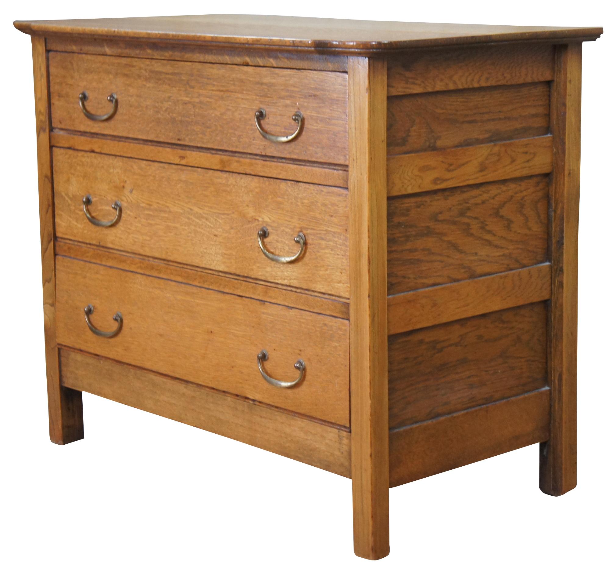 Antique Victorian dresser or chest of drawers. Made of oak featuring three drawers with brass pulls, panelled sides and serpentined front top corners. Measure: 33