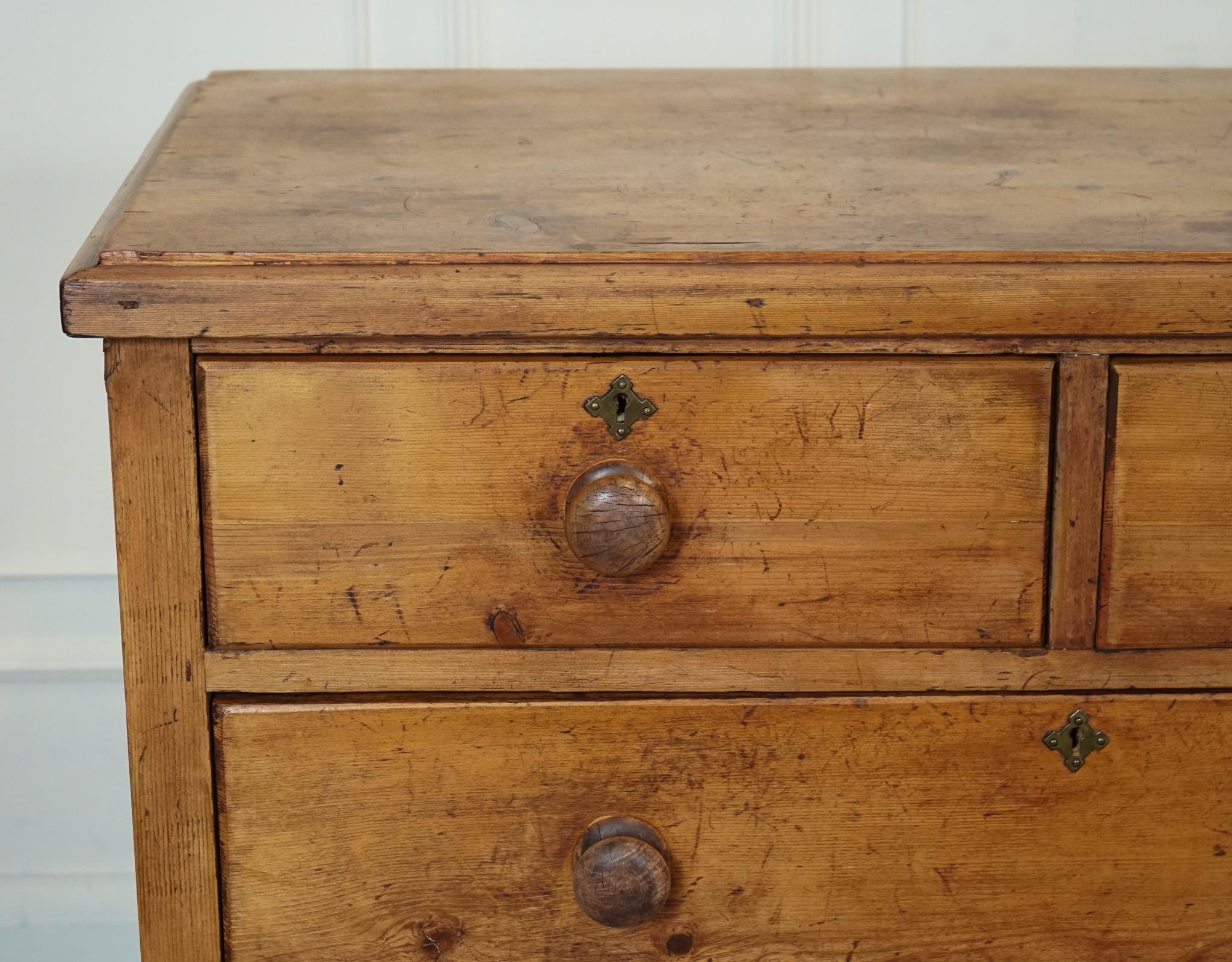 ANTIQUE LATE VICTORIAN PINE CHEST OF DRAWERS WITH ORIGiNAL TURNED WOODEN HANDLES In Good Condition In Pulborough, GB