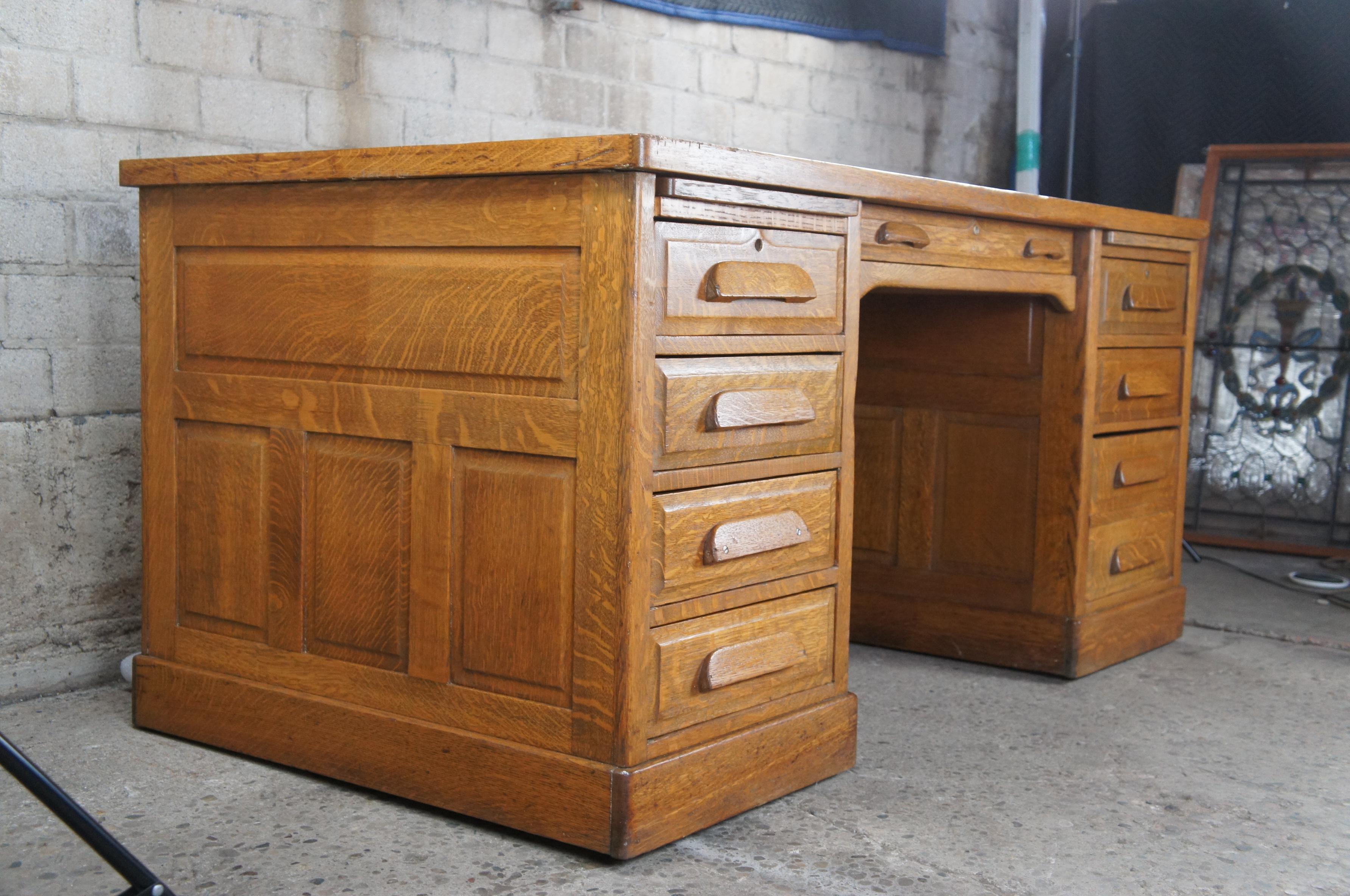 Antique Late Victorian Quartersawn Oak Executive Kneehole Library Writing Desk In Good Condition In Dayton, OH