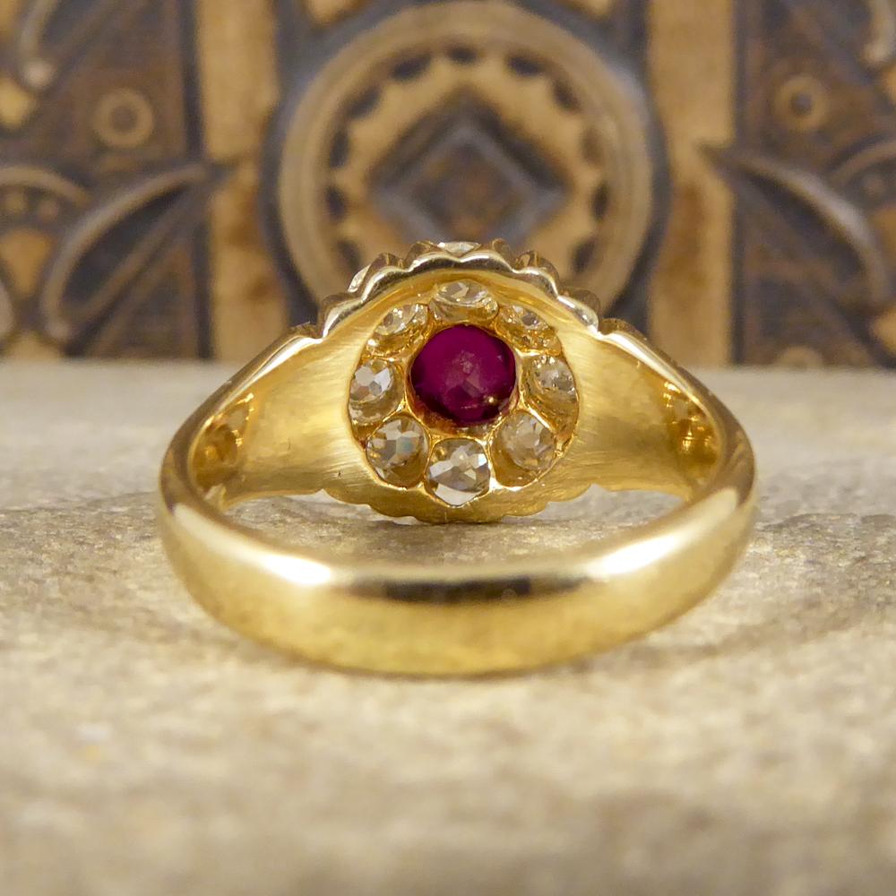 Late Victorian Ring with 0.70 Carat Ruby and Diamond Cluster in 18 Carat Gold im Zustand „Gut“ in Yorkshire, West Yorkshire