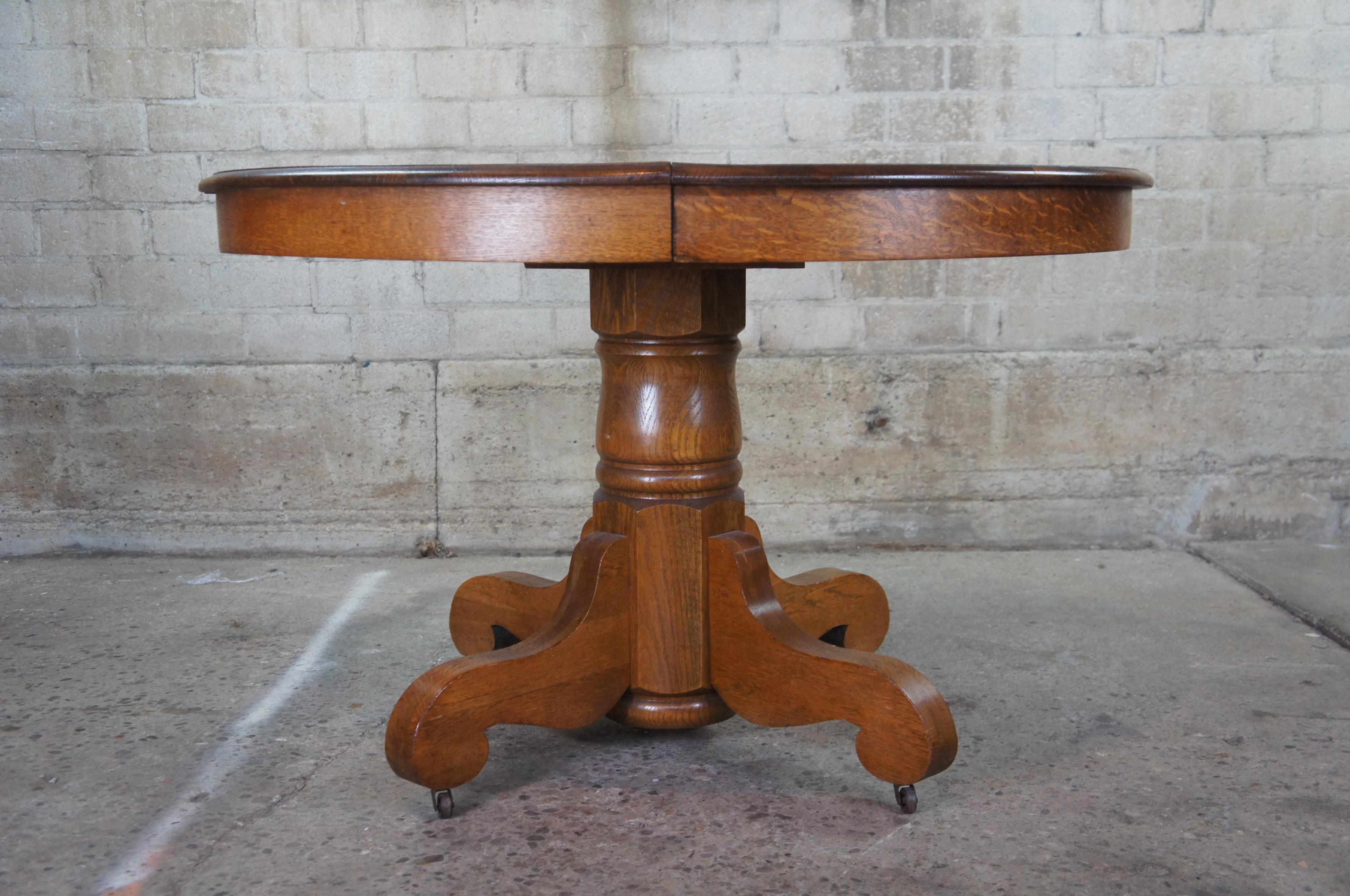 Antique Late Victorian Round Quartersawn Oak Empire Pedestal Dining Table In Good Condition In Dayton, OH