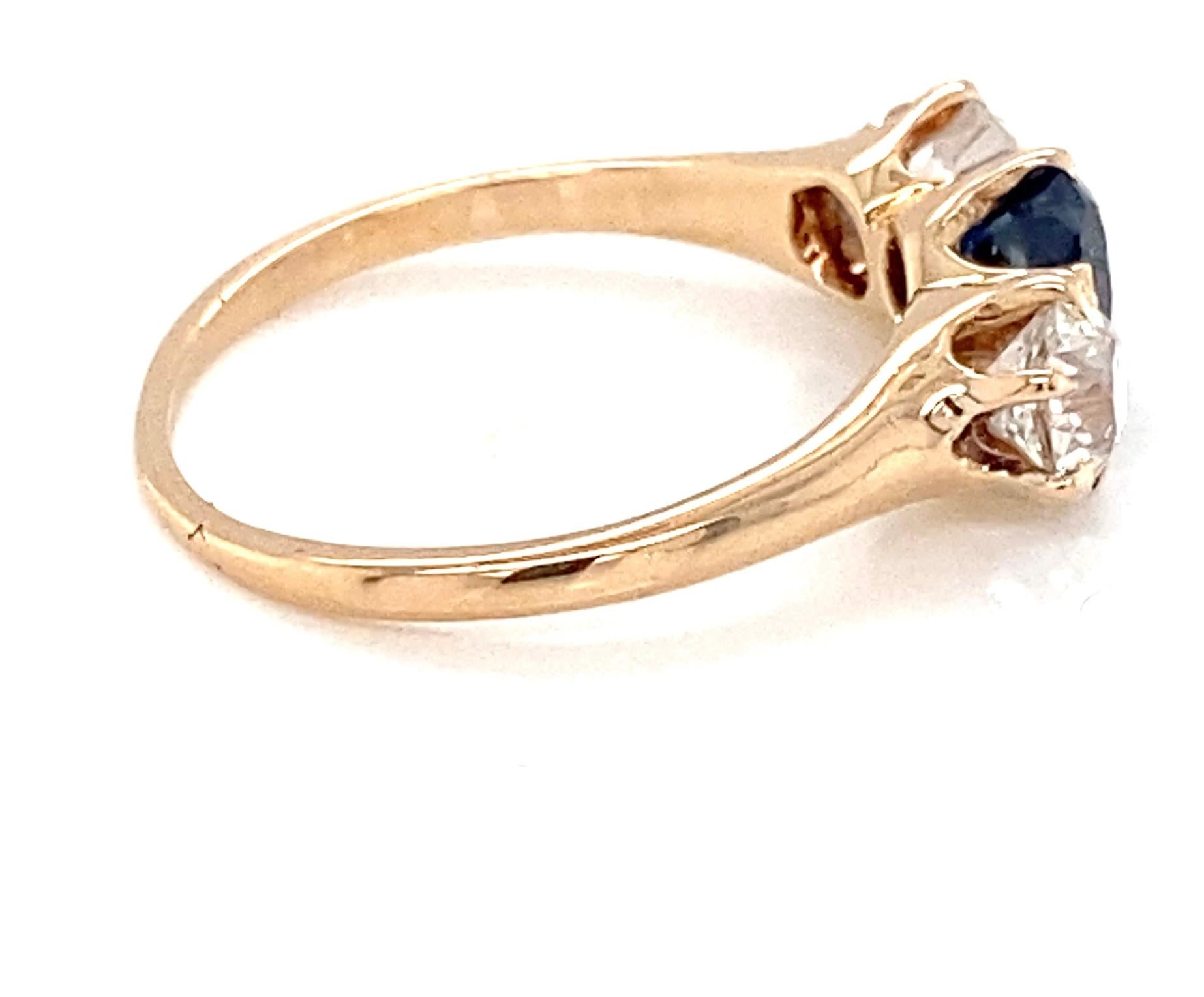Dieser antike, spätviktorianische Ring aus 14 Karat Gelbgold (ca. 1890) zeichnet sich durch einen schlichten Drei-Stein-Stil aus. Der ovale, facettierte Saphir in der Mitte wiegt ca. 0,91 Karat und hat eine schöne, tiefblaue Farbe. Er wird auf jeder