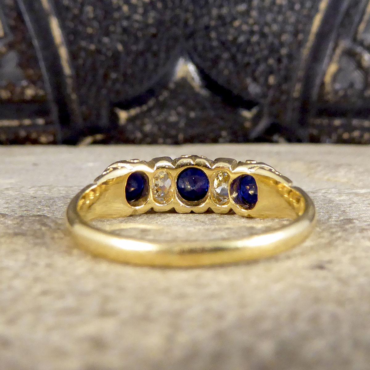 Antique Late Victorian Sapphire and Diamond Five Stone Ring in 18ct Yellow Gold In Good Condition For Sale In Yorkshire, West Yorkshire