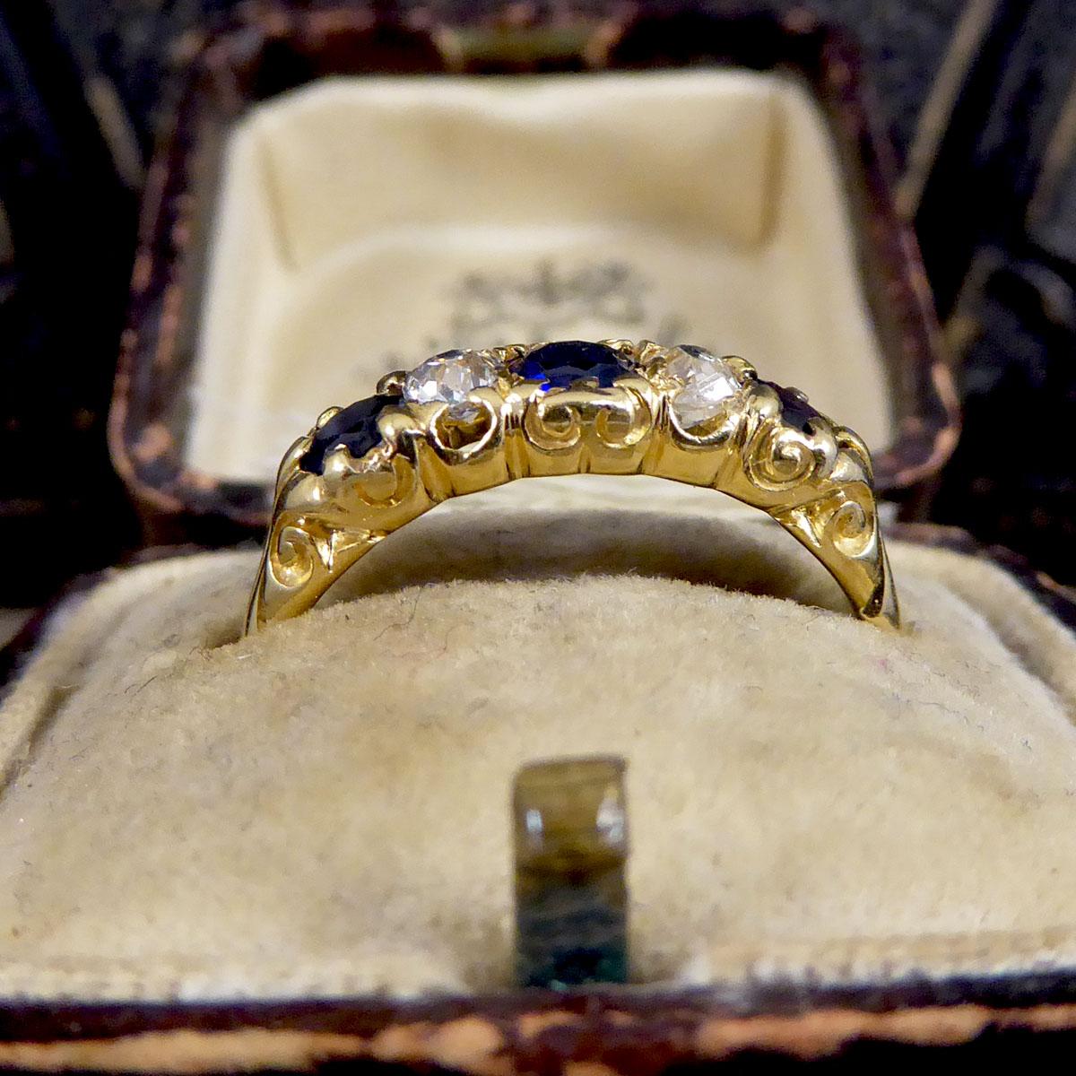 Bague ancienne en or jaune 18 carats avec cinq pierres en saphir et diamants, datant de la fin de l'époque victorienne en vente 3