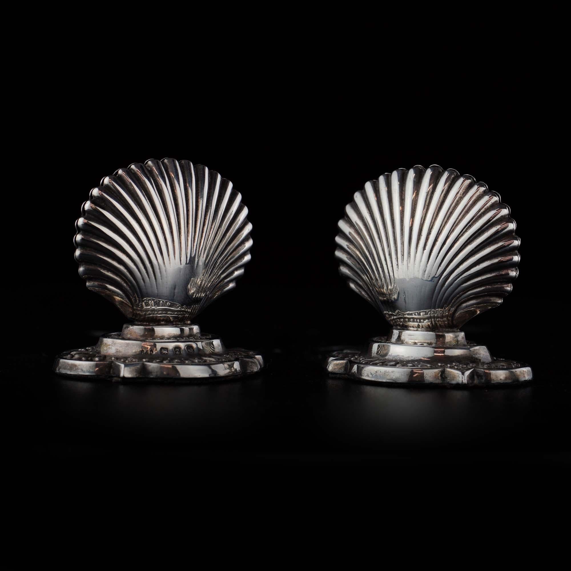 Antique late Victorian sterling silver small shell menu holders
Maker: Pembrook & Dickins
Made in England, Birmingham, 1899
Fully hallmarked.

Approx. dimensions :
Length width x height: 4.4 x 3.5 x 4 cm
Total weight: 46 grams

Condition: