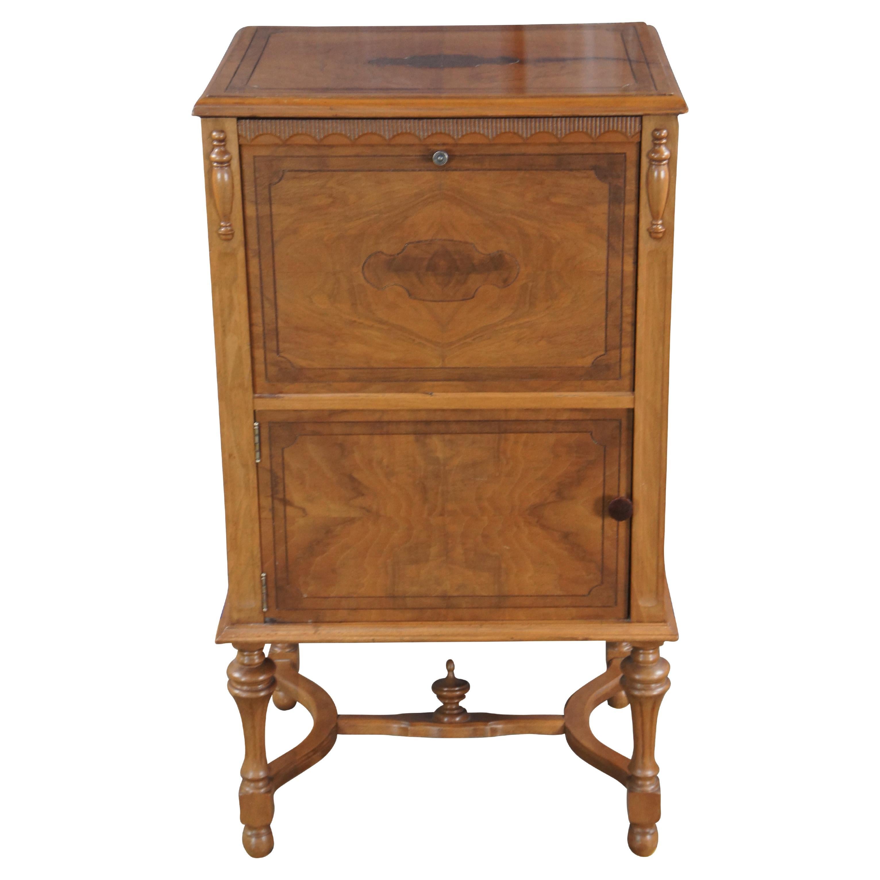 Très belle console de phonographe du début du 20e siècle.  Fabriqué en noyer avec des panneaux frontaux en ronce d'allumette.  Le couvercle s'ouvre sur une garniture frontale sculptée en chantournage et sur une façade tombante où se trouvait le