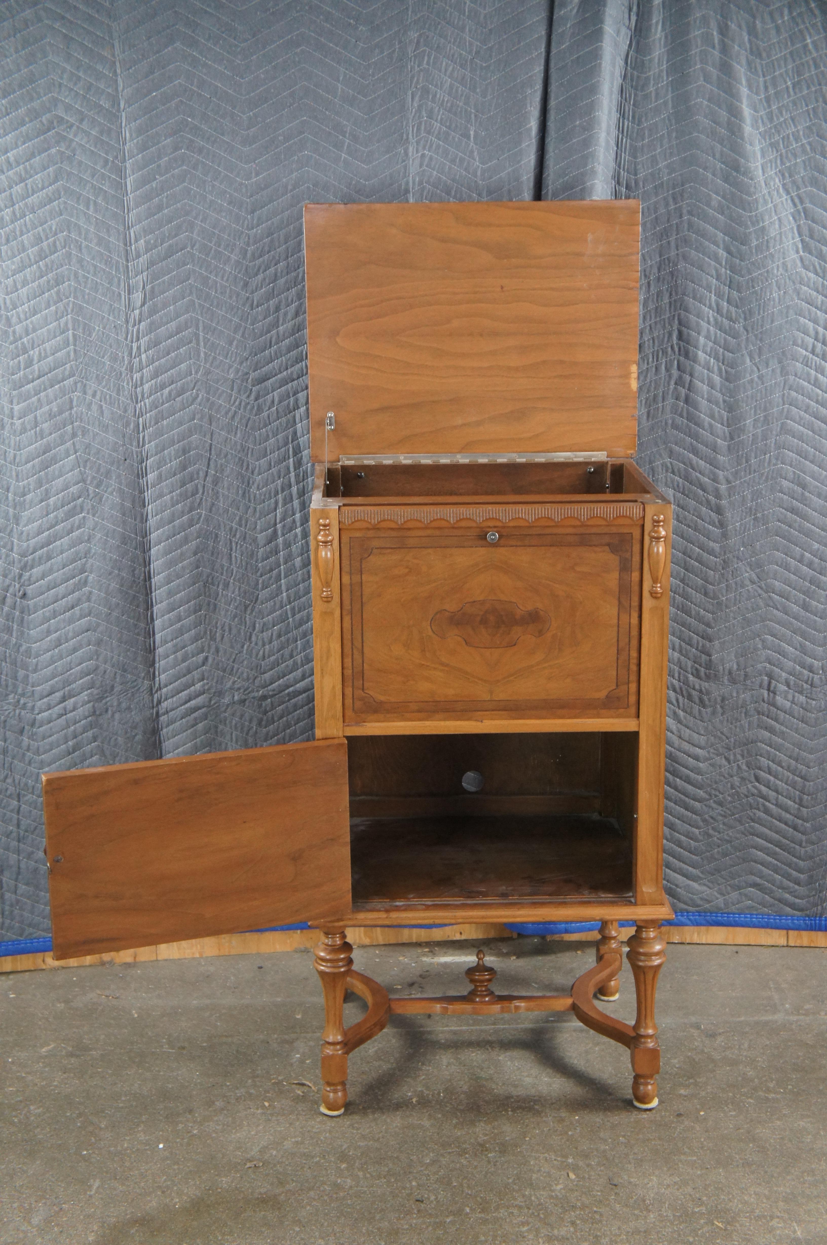 Noyer Ancienne console de musique en ronce de noyer de la fin de l'époque victorienne, meuble pour phonographe, support de disque en vente