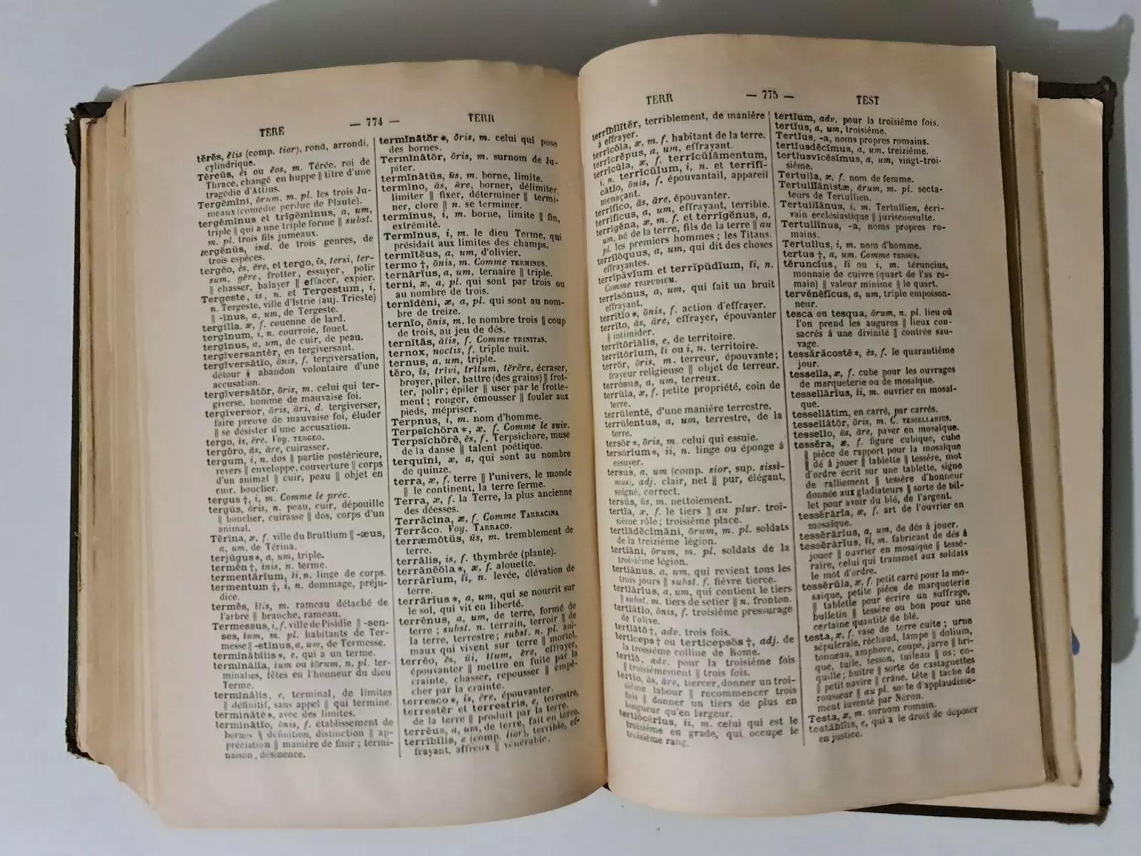 Questo raro lessico latino-francese del XIX secolo di Emile Chatelain, pubblicato nel 1890 da Hachette et Compagnie a Parigi, offre un prezioso riferimento linguistico per studiosi e collezionisti. Con 841 pagine, questo volume con copertina rigida