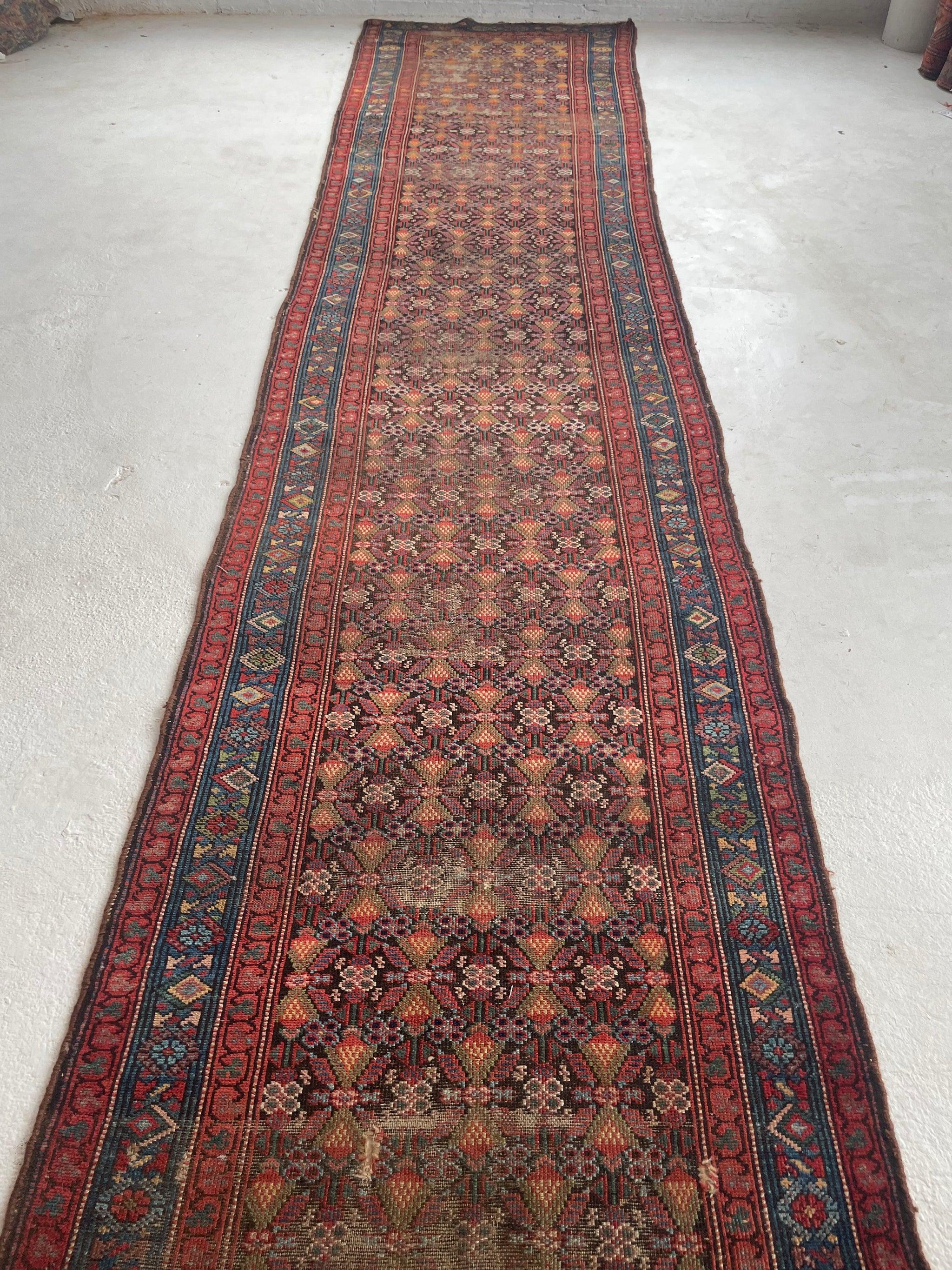 Alfombra antigua de diseño reticular con increíbles verdes, c. 1930 Anudado a mano