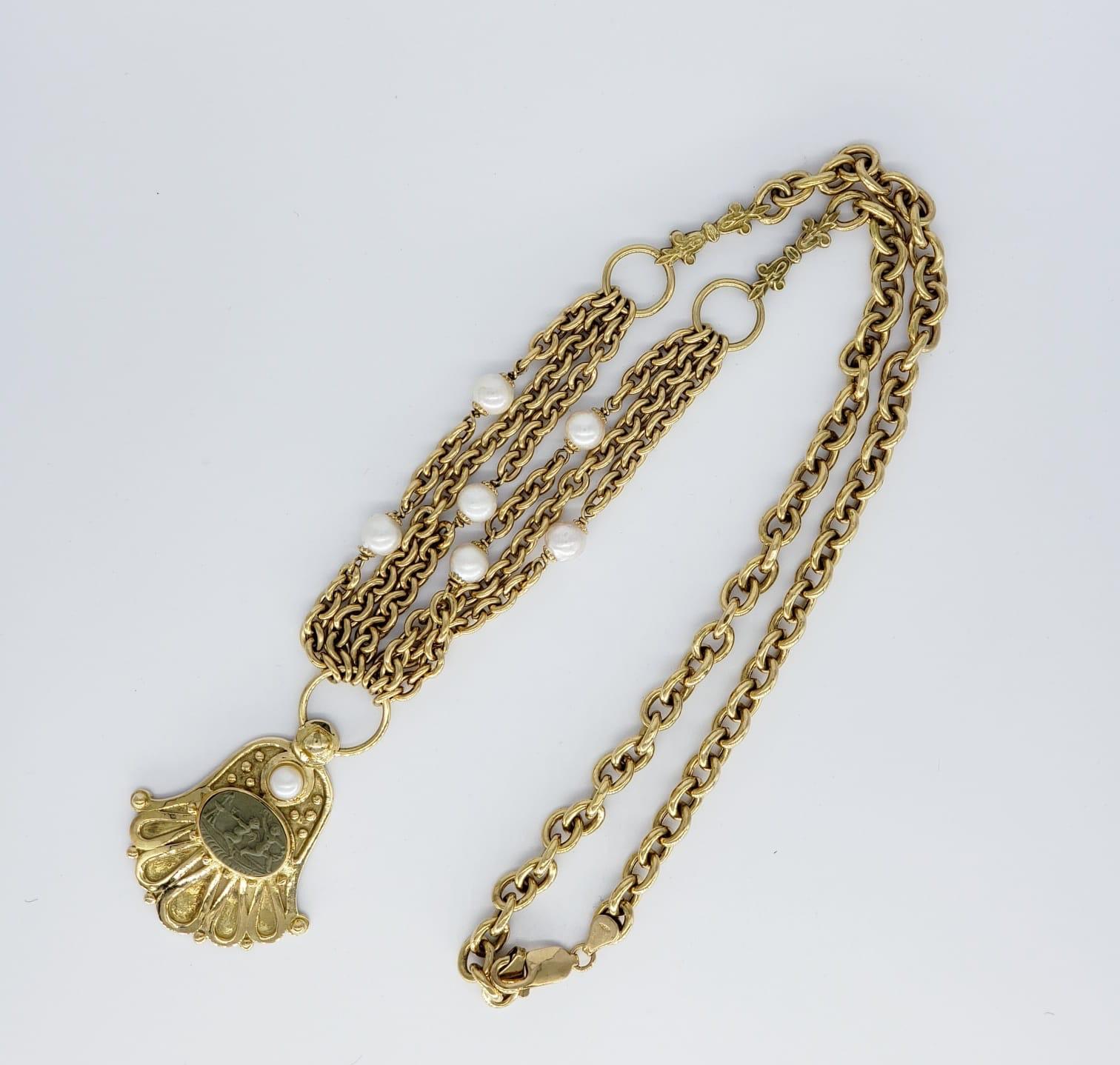 Taille ronde Chaîne en or 18 carats avec camée ancien en forme d'ange en lave et perles de culture en vente