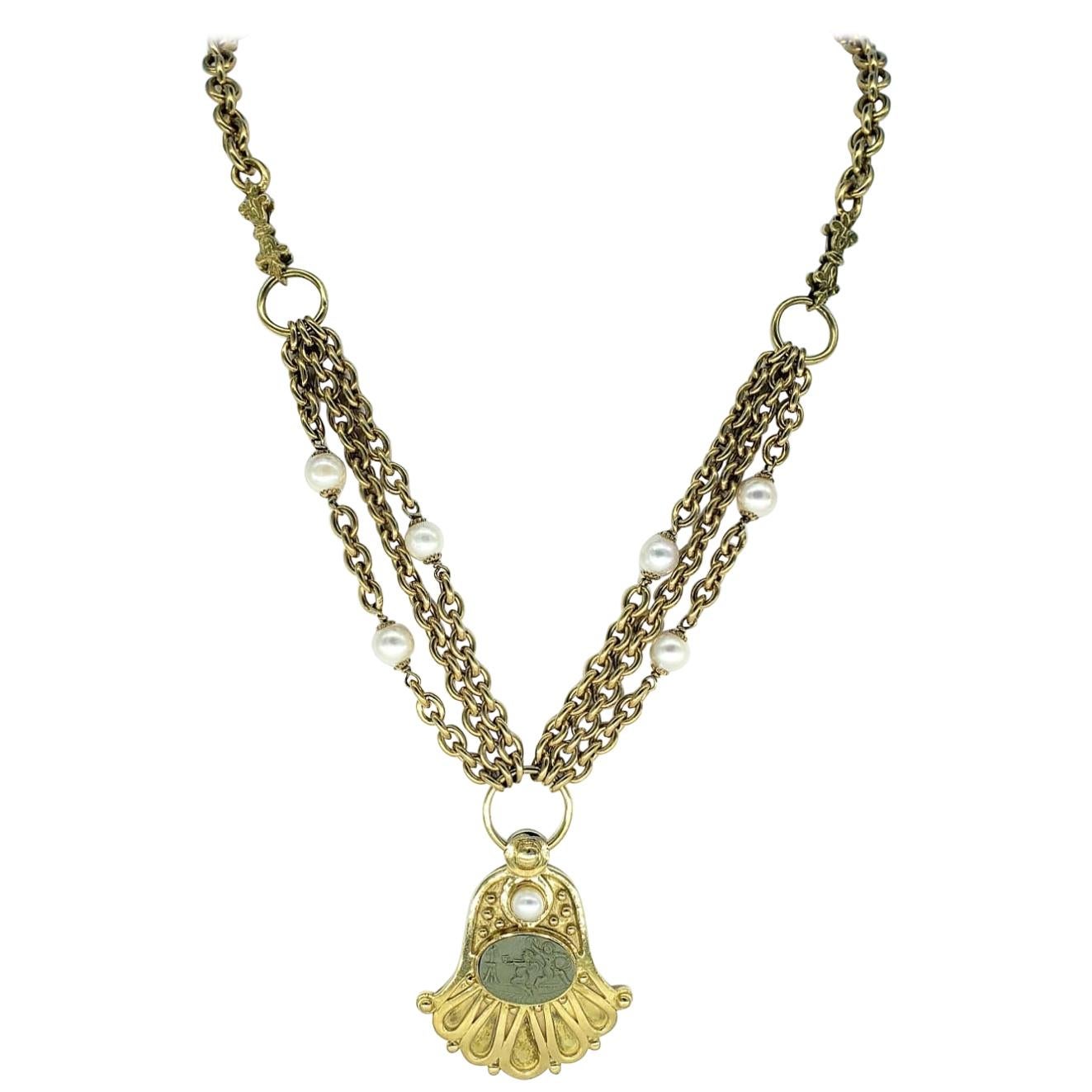 Chaîne en or 18 carats avec camée ancien en forme d'ange en lave et perles de culture en vente