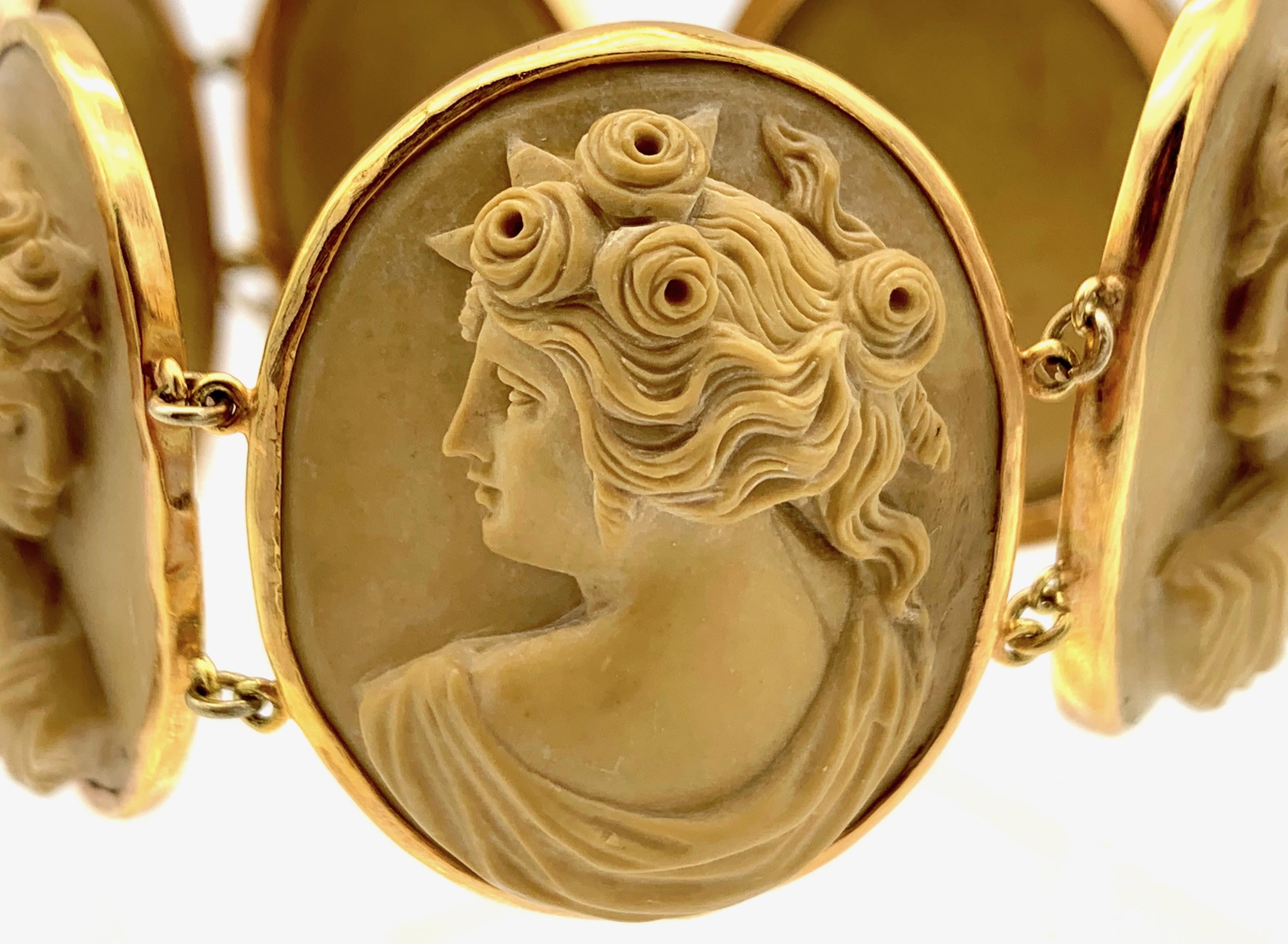 Néoclassique Bracelet ancien camée en pierre de lave monté sur or 14 carats de style archéologique en vente