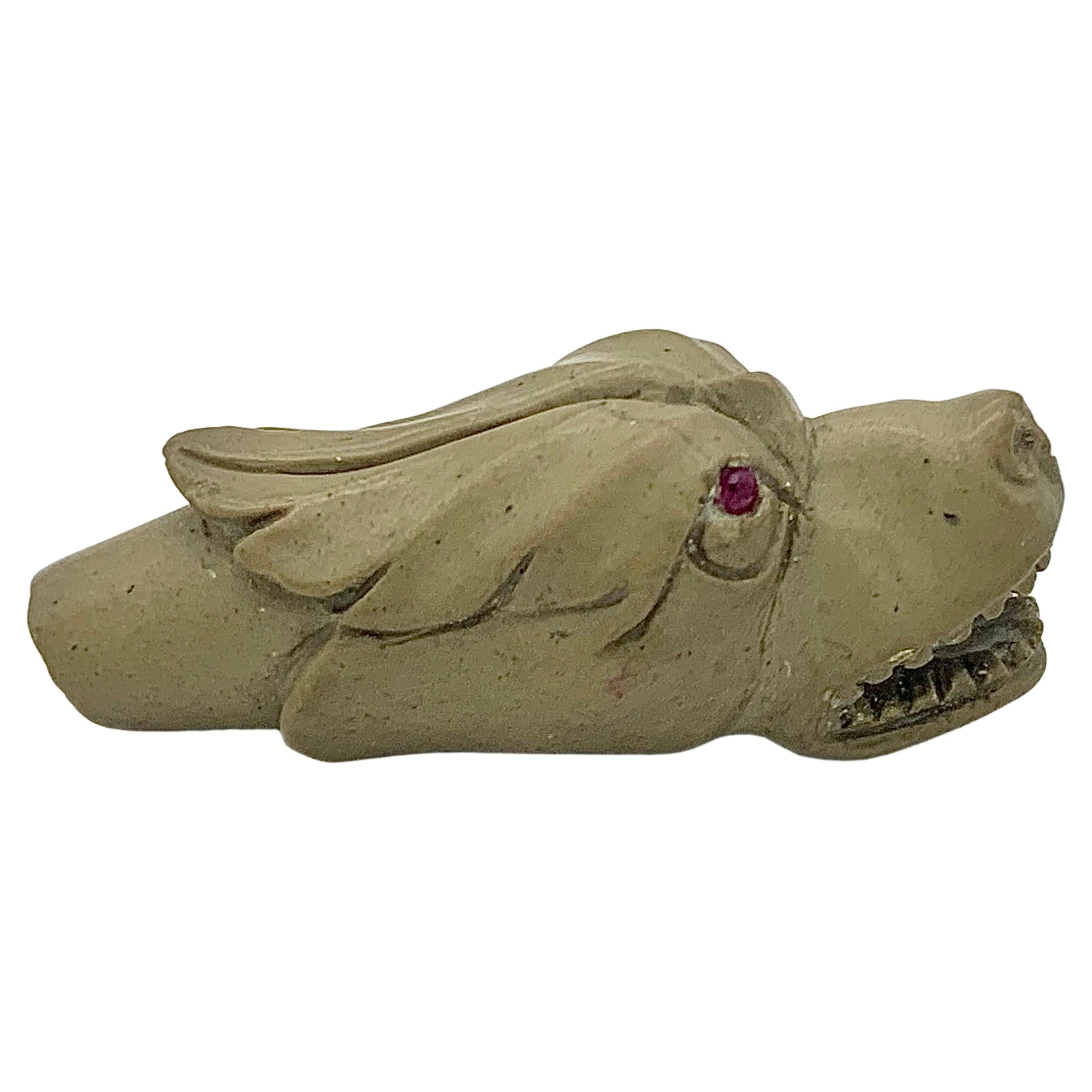 Souvenir du Grand Tour de Vesuvio sculpté en lave représentant une tête de dragon de chien, Italie en vente