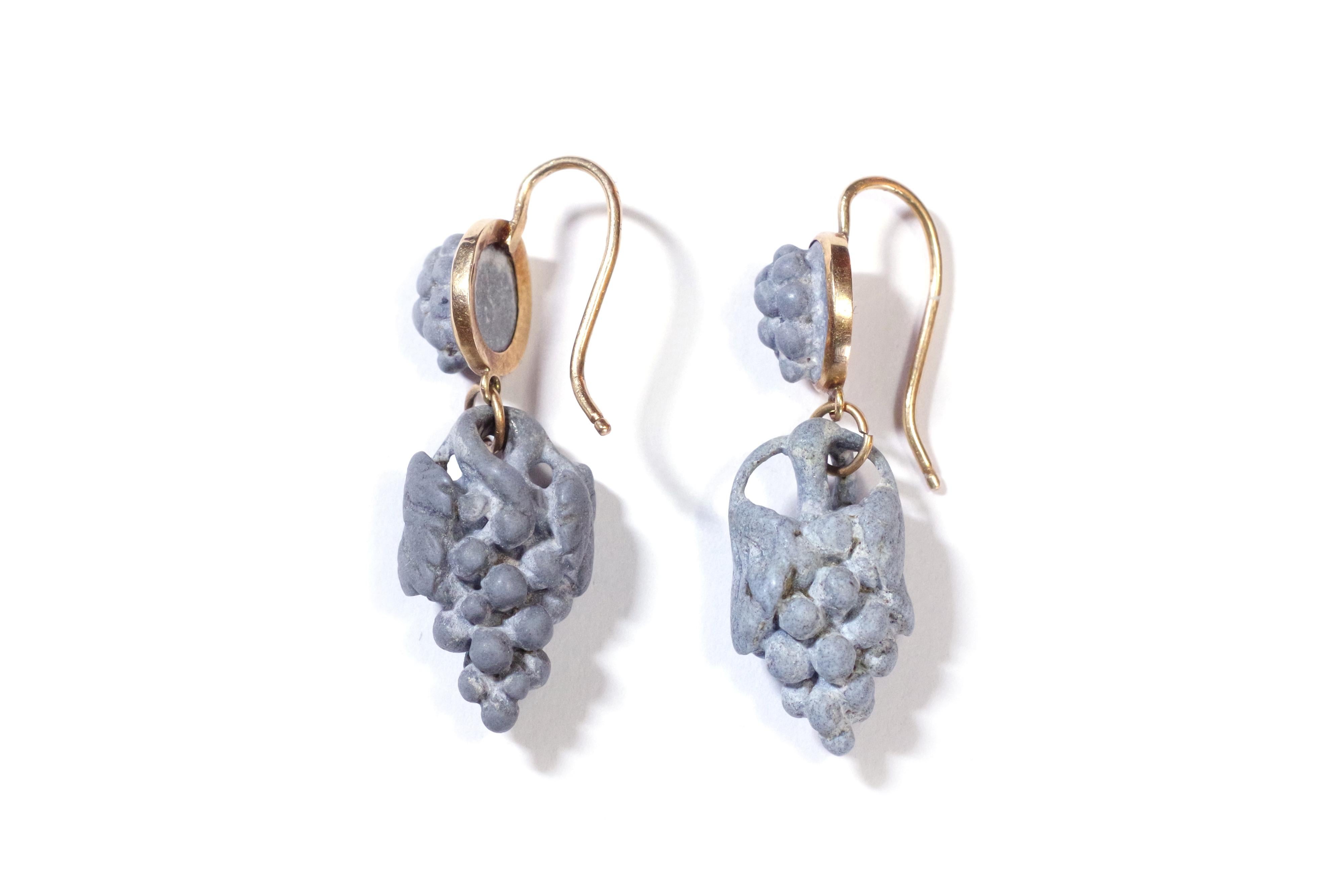 Antique lava stones earrings and rose gold 14 karats. The earrings are formed from lava stone of light gray color, carved and figuring a bunch of grapes. The lower part is mobile, it is held in tassel by the stem of the bunch of grapes. Antique