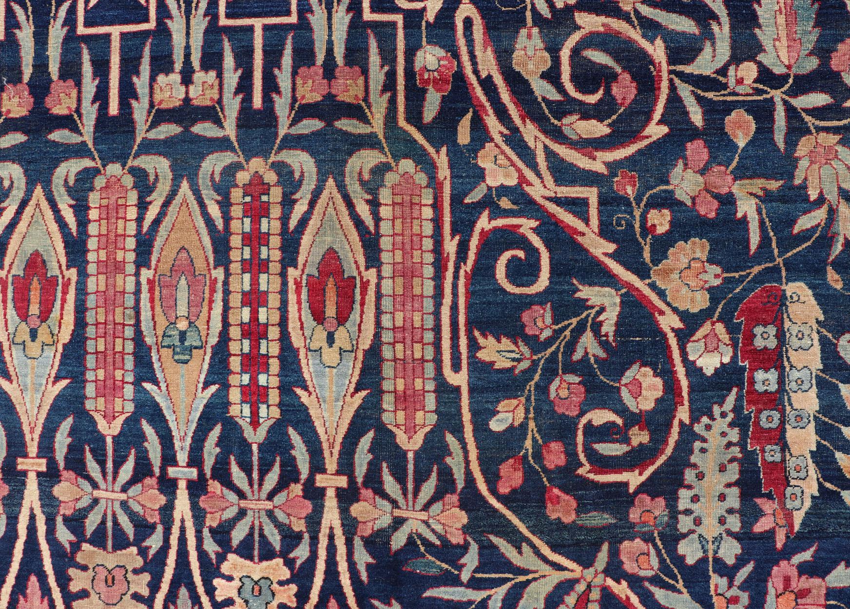 Tapis persan ancien Lavar Kerman avec un motif floral sur un champ bleu en vente 3