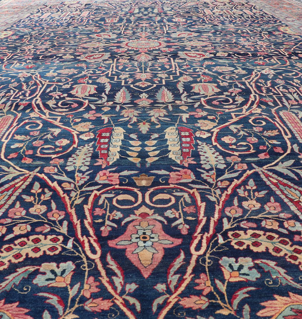 Tapis persan ancien Lavar Kerman avec un motif floral sur un champ bleu en vente 7