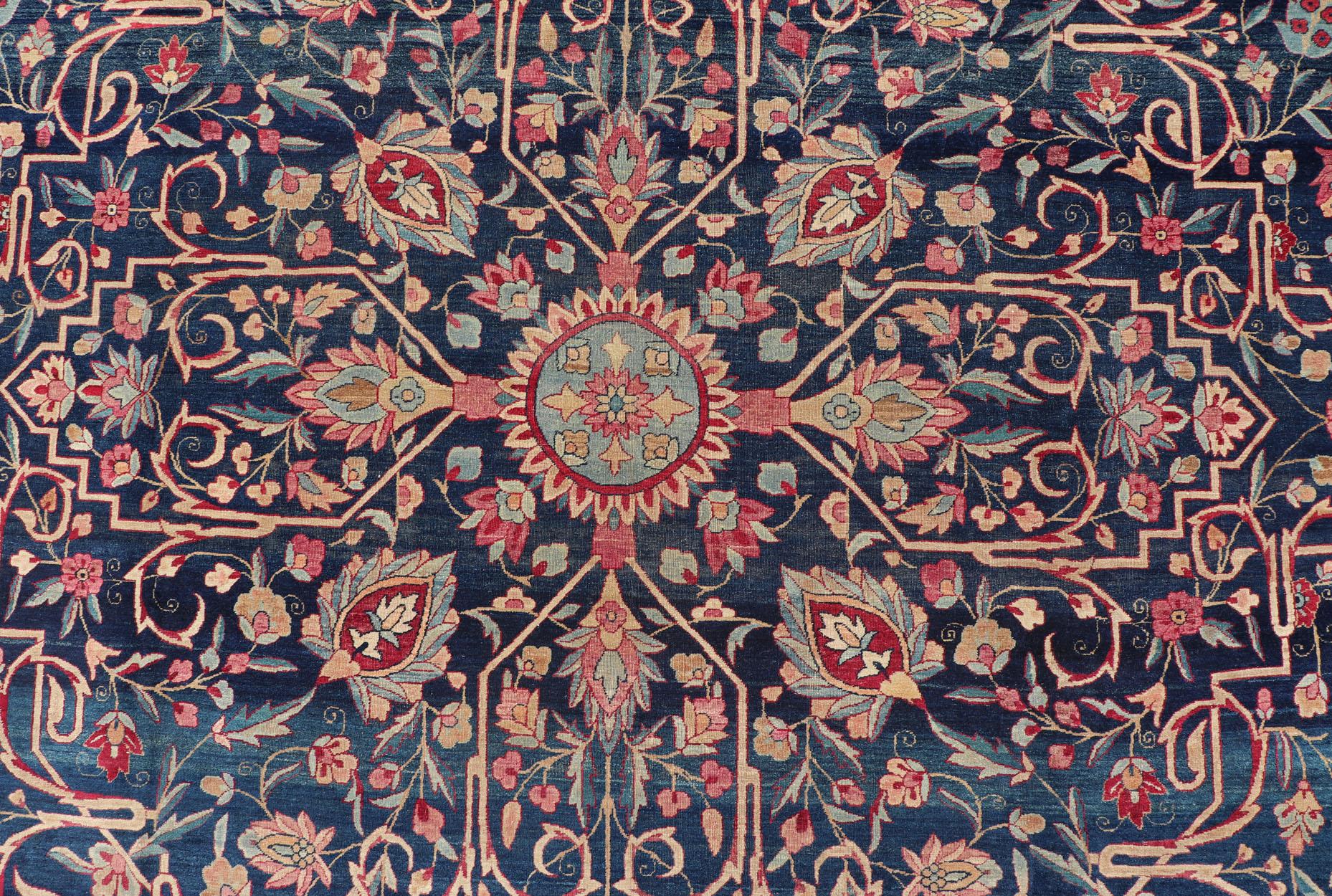 Tapis persan ancien Lavar Kerman avec un motif floral sur un champ bleu en vente 8