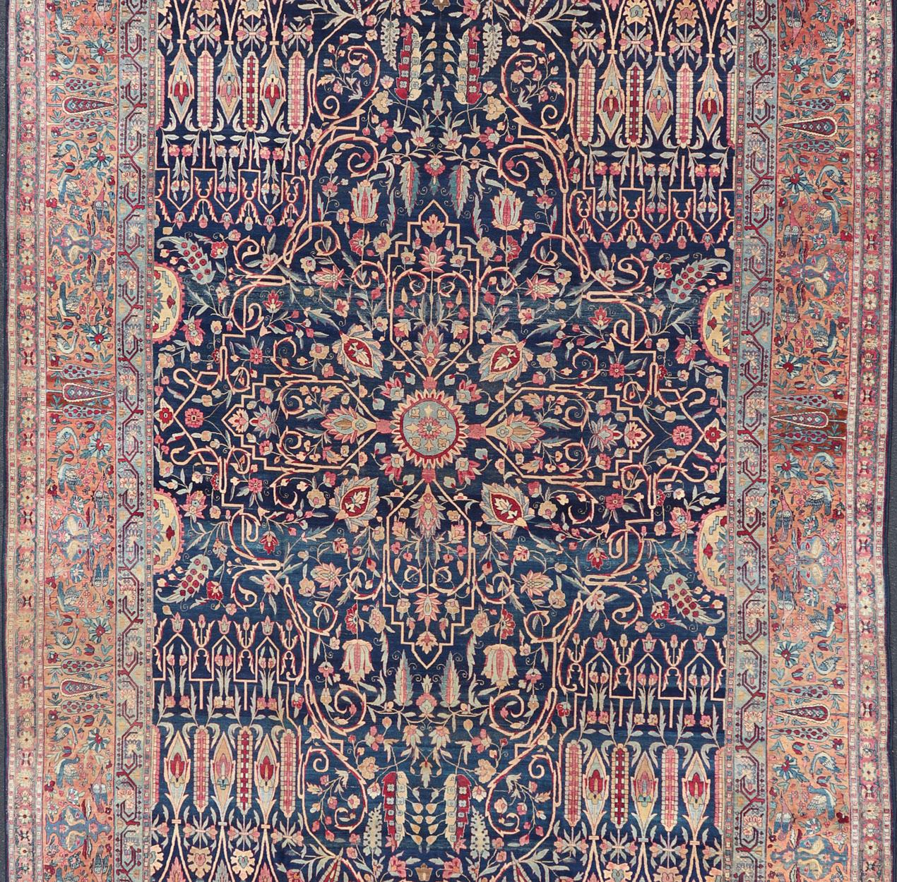 Kirman Tapis persan ancien Lavar Kerman avec un motif floral sur un champ bleu en vente