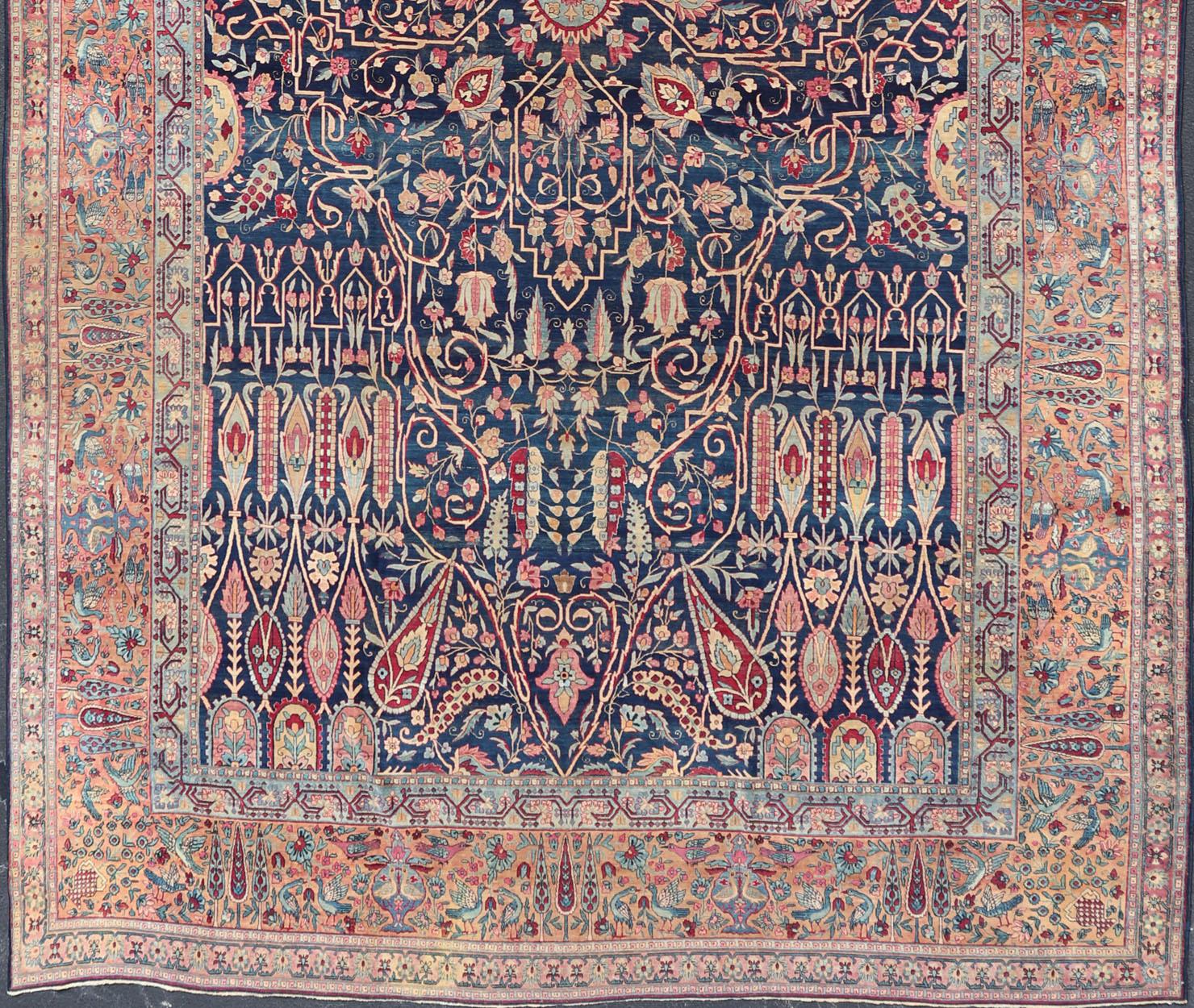 Perse Tapis persan ancien Lavar Kerman avec un motif floral sur un champ bleu en vente