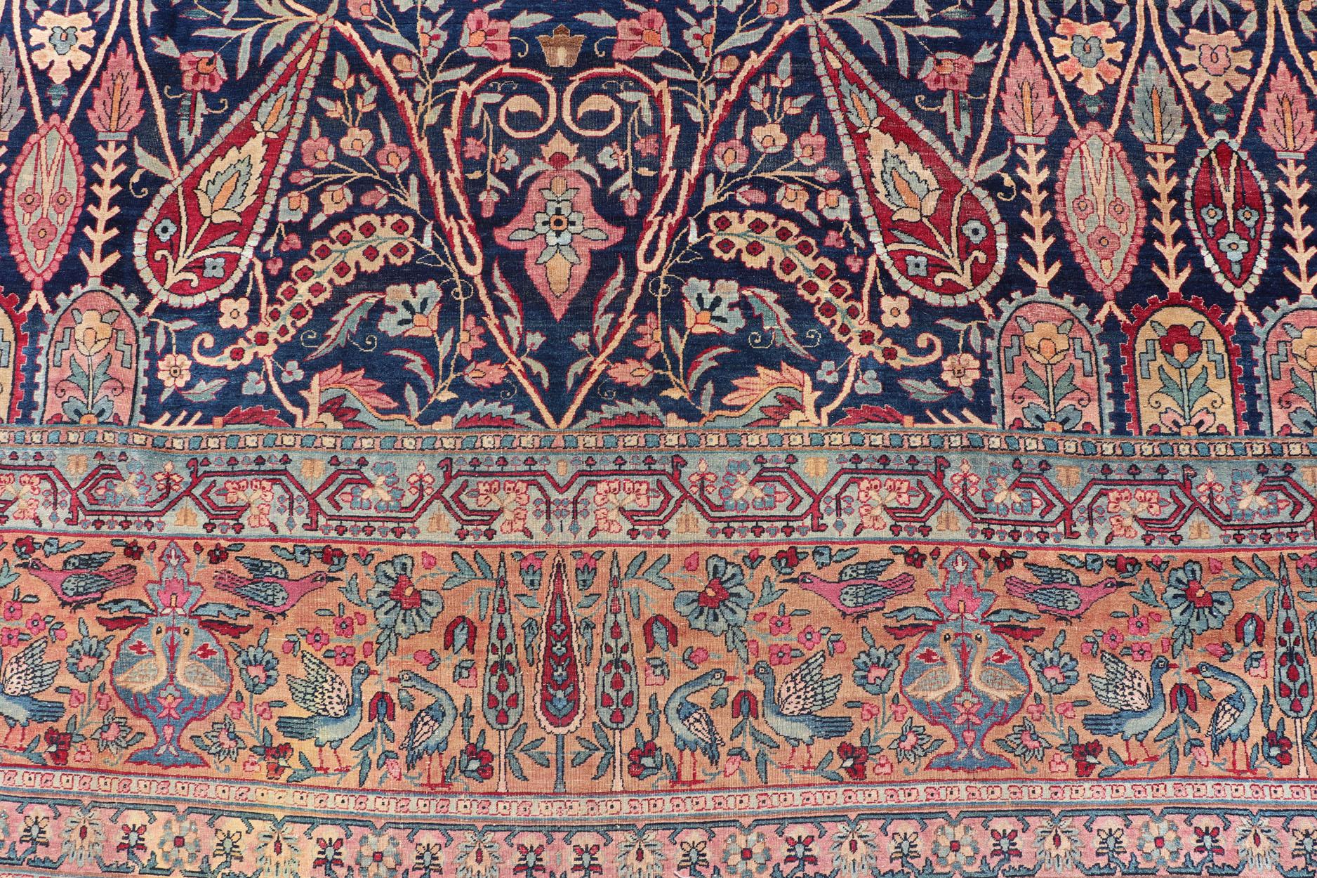 Tapis persan ancien Lavar Kerman avec un motif floral sur un champ bleu Excellent état - En vente à Atlanta, GA