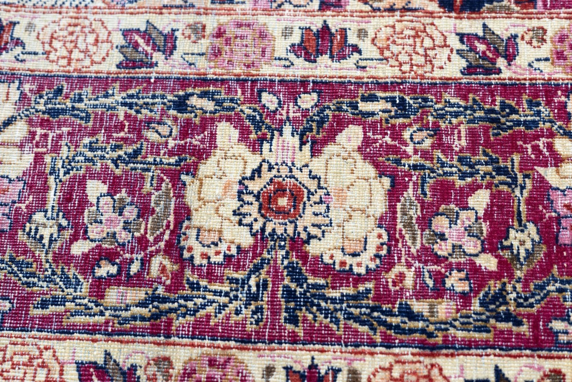 Antiker Lavar Kerman-Teppich 4'6'' x 6'7'' im Angebot 1