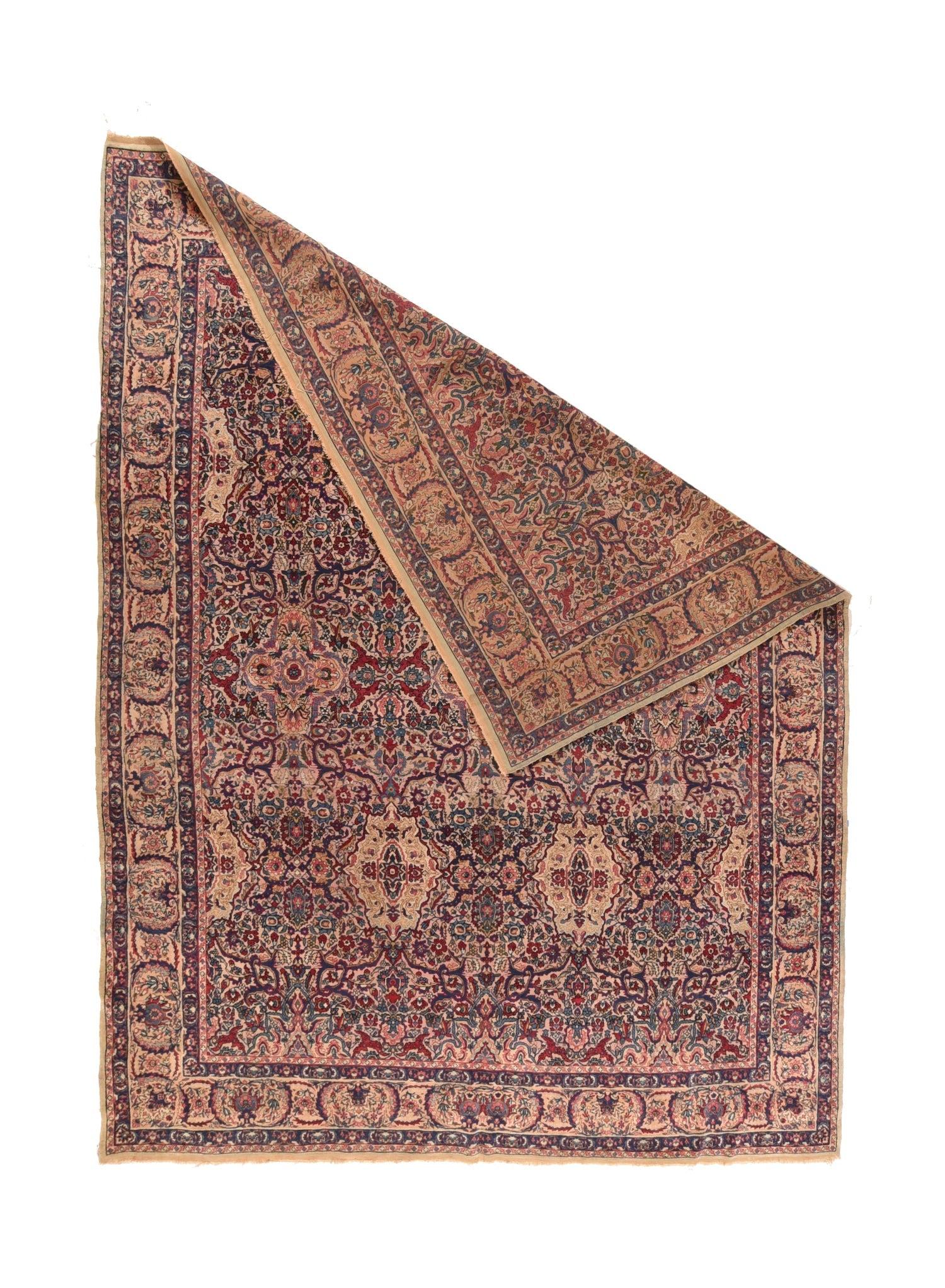 Tapis ancien Lavar Kerman 8'11'' x 11'11''. Le champ de sable présente un dessin allover très serré avec deux rangées de cartouches de paille de sable très espacées, des arabesques fourchues rouges et marines, des palmettes sarcelles et de petites