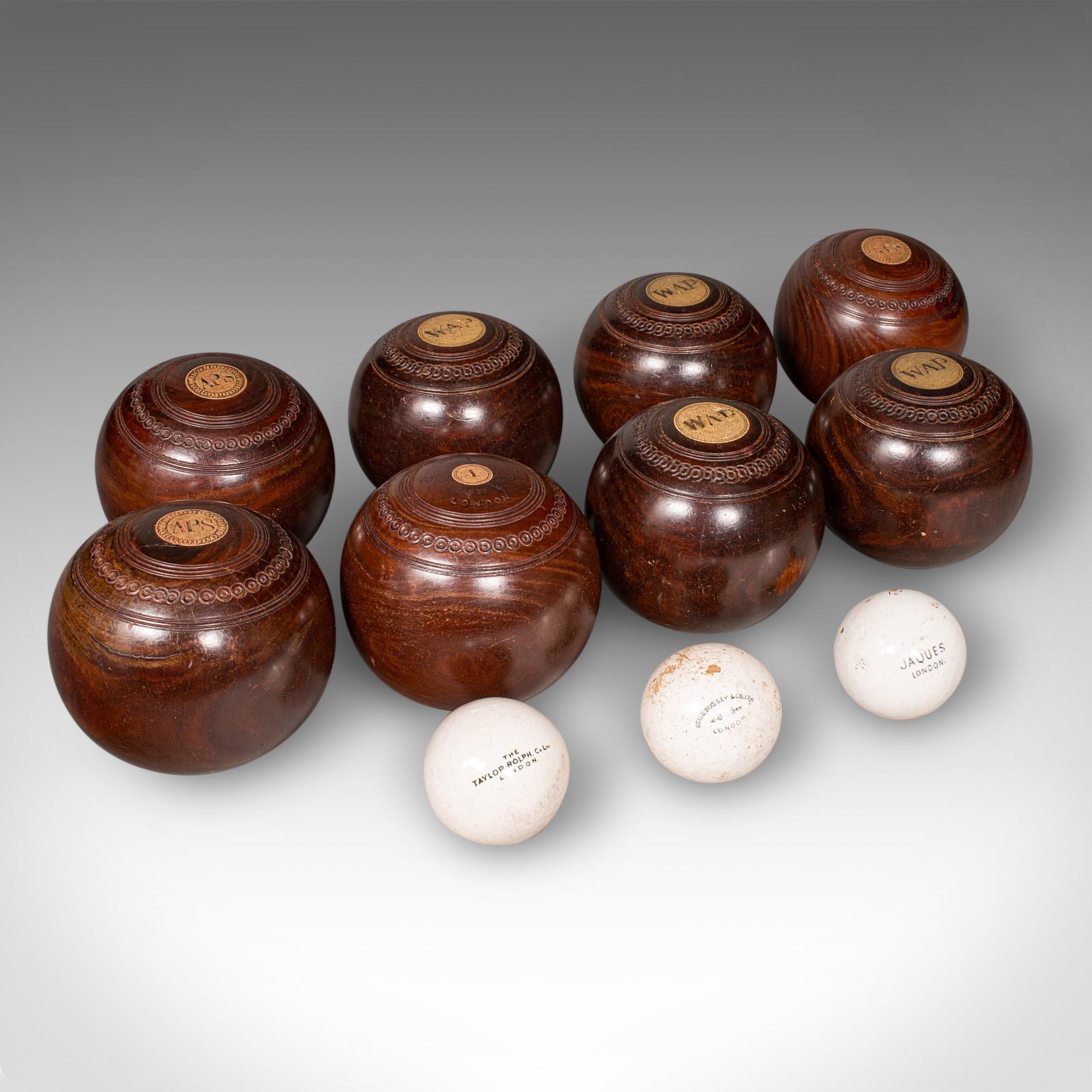 Il s'agit d'un jeu de boules à gazon ancien. Un coffret anglais en bois de CIRCA avec un trio de valets en céramique, datant de la période édouardienne, vers 1910. Un superbe ensemble sportif, plein de caractère, idéal pour une garden party ou une