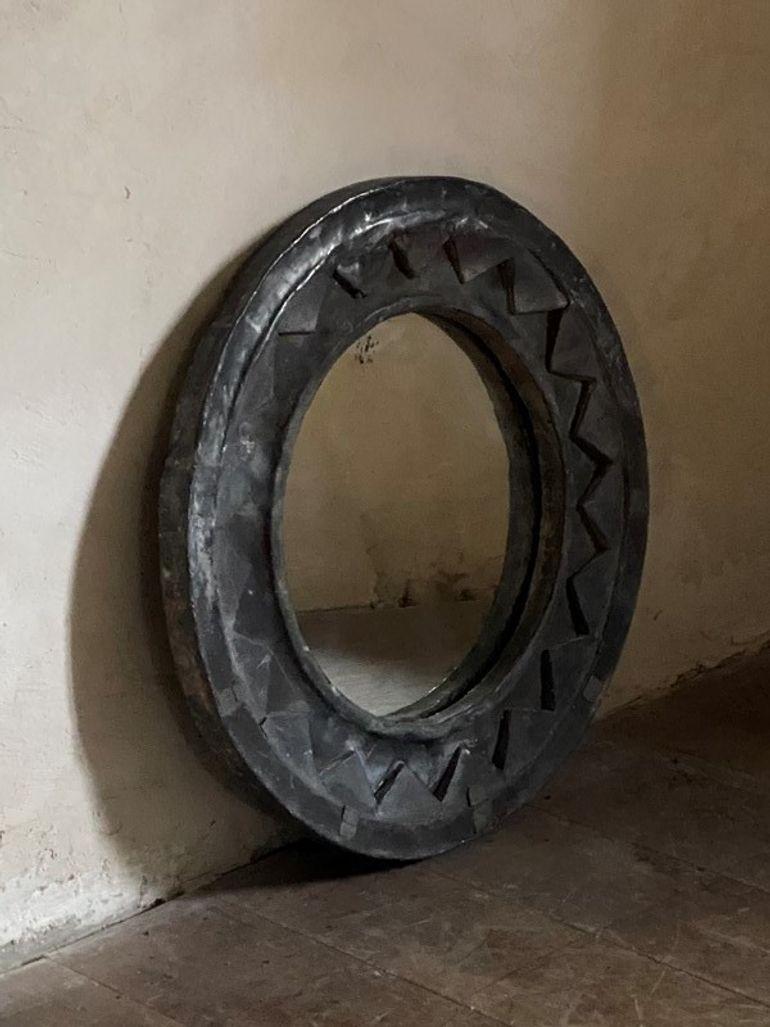 Piombo Specchio rotondo con cornice in piombo Antique Mirror in vendita