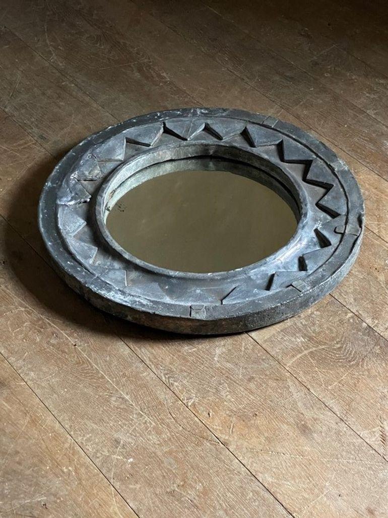 Specchio rotondo con cornice in piombo Antique Mirror in vendita 2