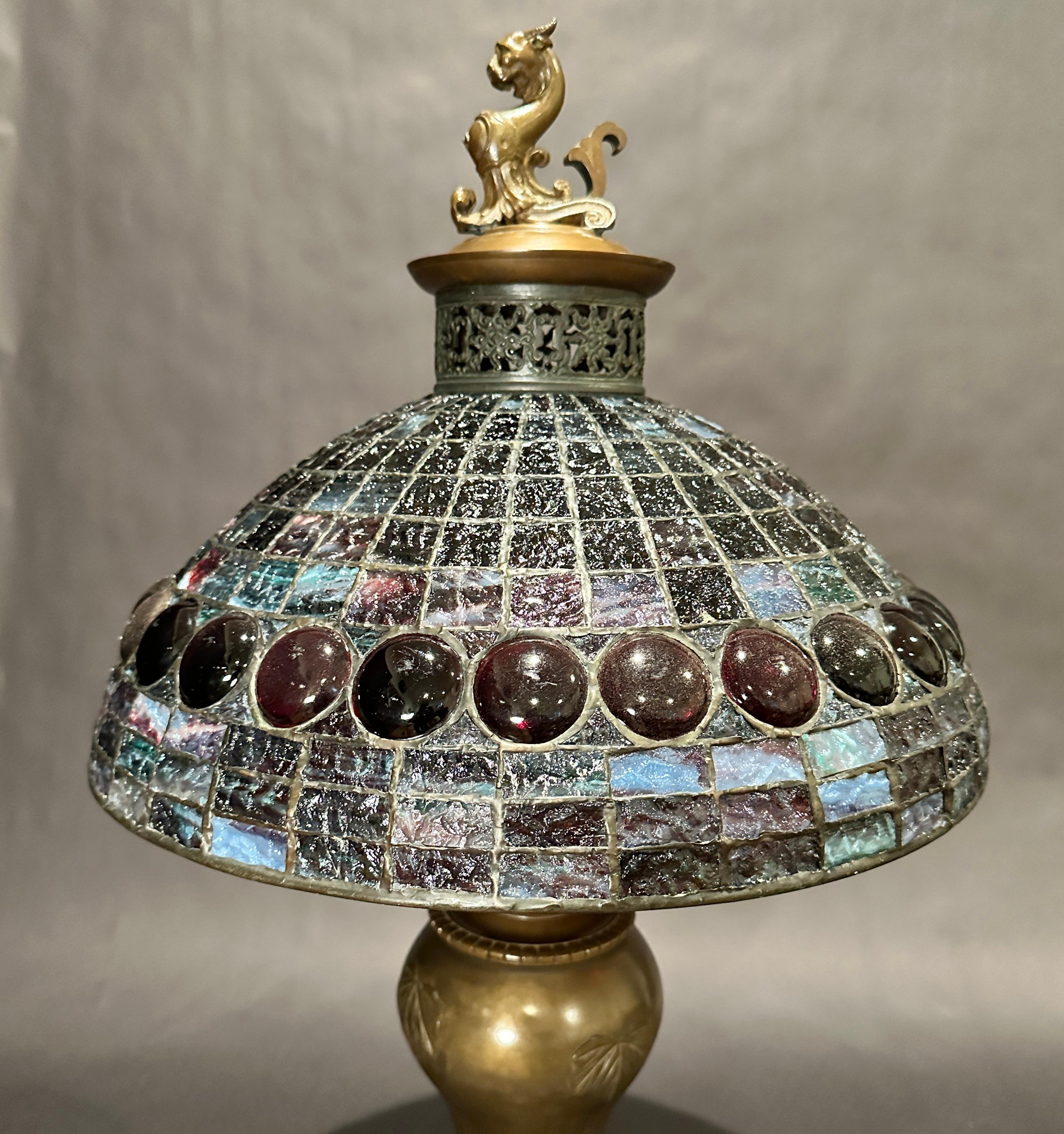 Unique et inhabituel vase japonais en bronze de la période Meiji servant de lampe avec un abat-jour en verre au plomb multicolore. Vase avec des feuilles de lotus en relief. Abat-jour surmonté d'un bandeau filigrané et d'une coiffe de griffon
