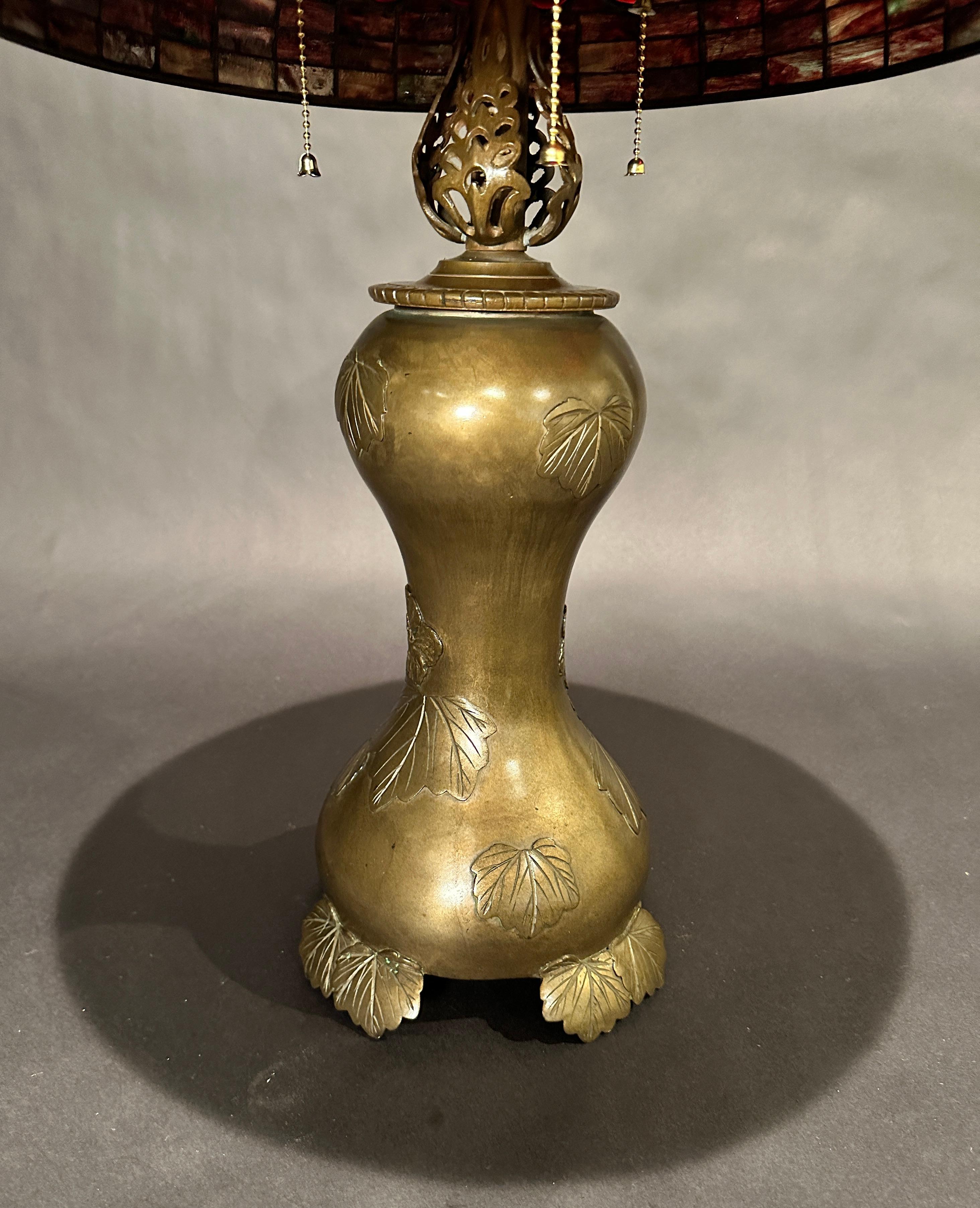 Mission Lampe ancienne en verre plombé et bronze en vente