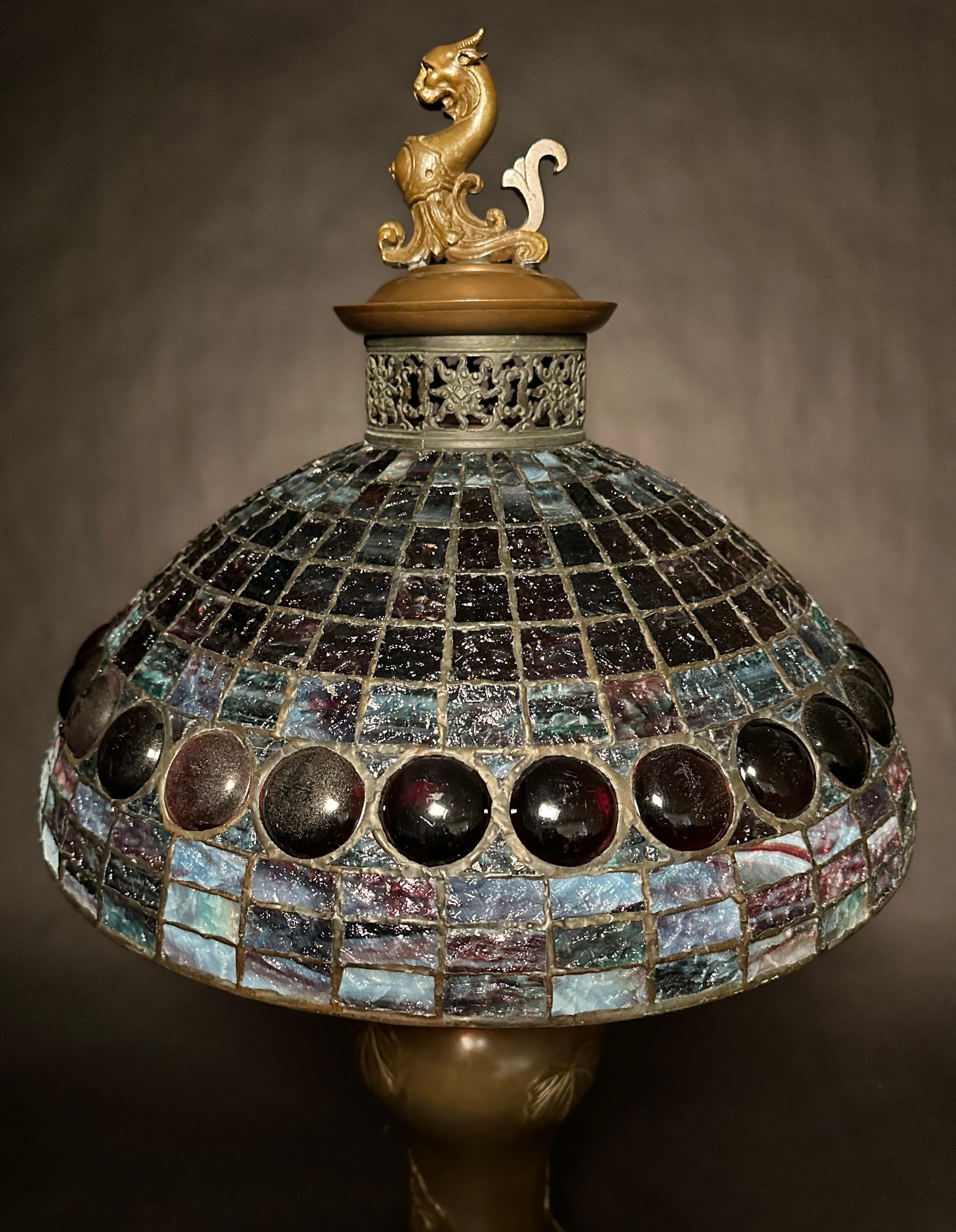 Lampe ancienne en verre plombé et bronze Bon état - En vente à Norwood, NJ