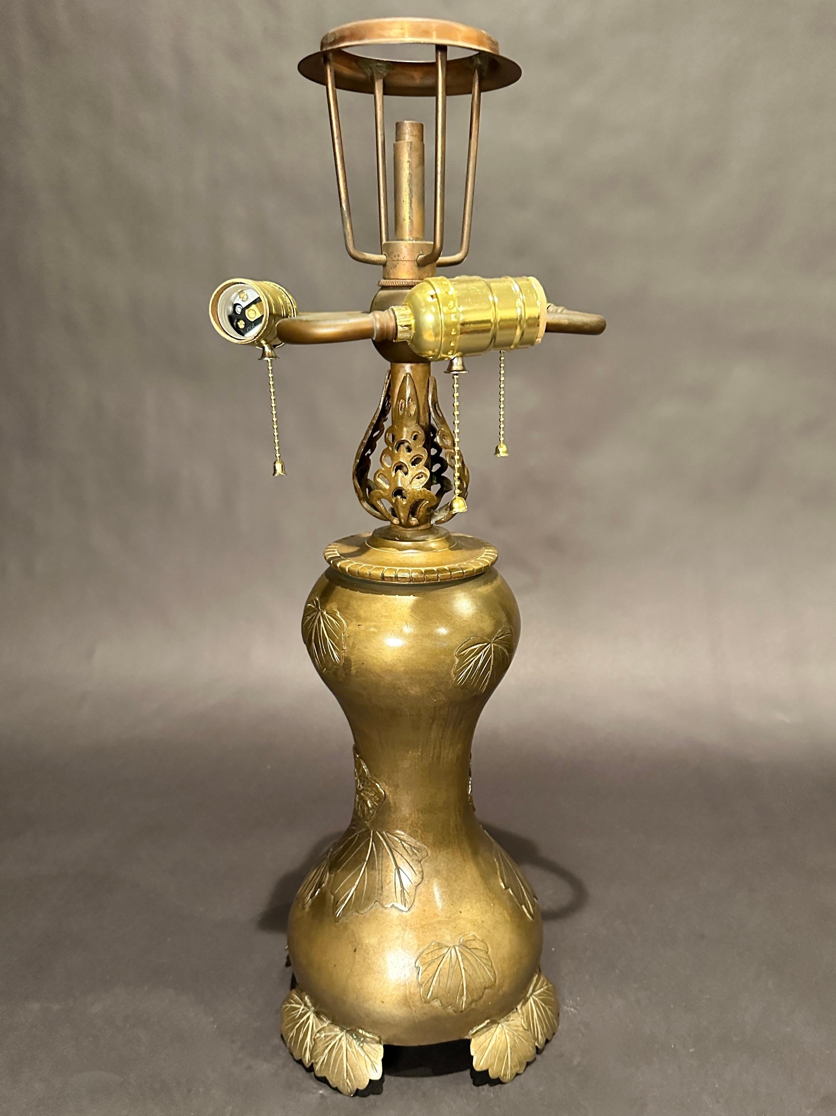20ième siècle Lampe ancienne en verre plombé et bronze en vente