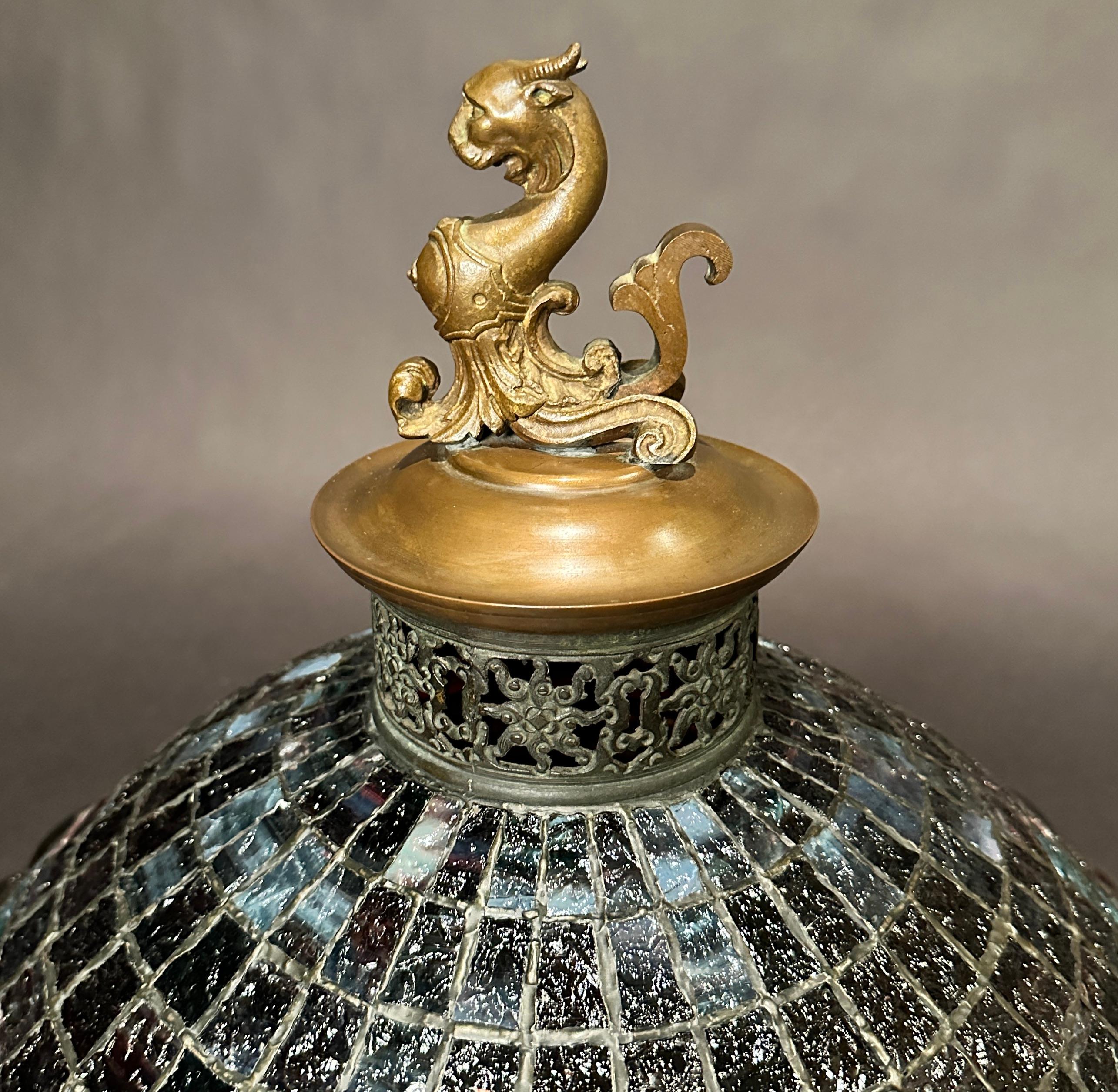 Bronze Lampe ancienne en verre plombé et bronze en vente