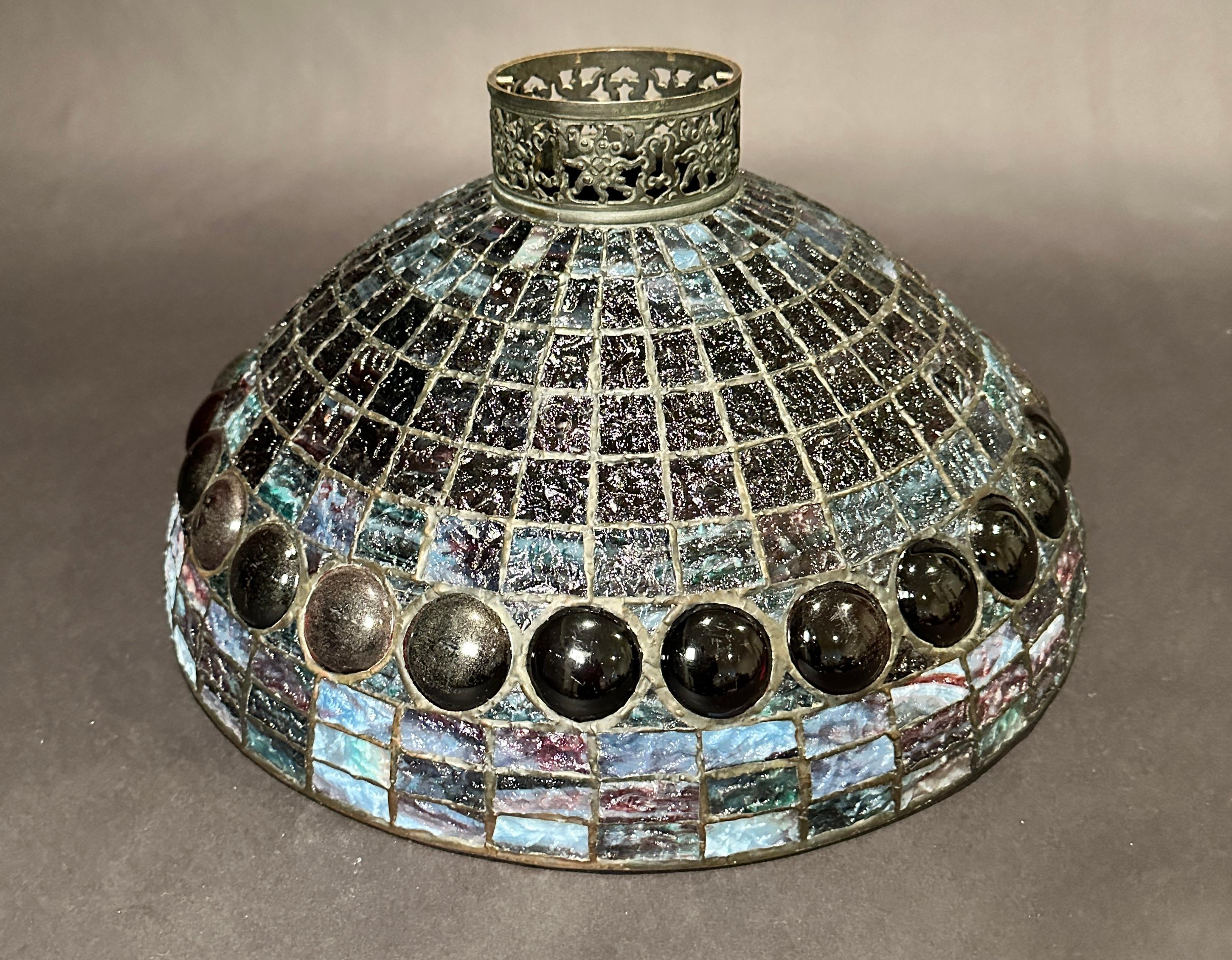 Lampe ancienne en verre plombé et bronze en vente 1