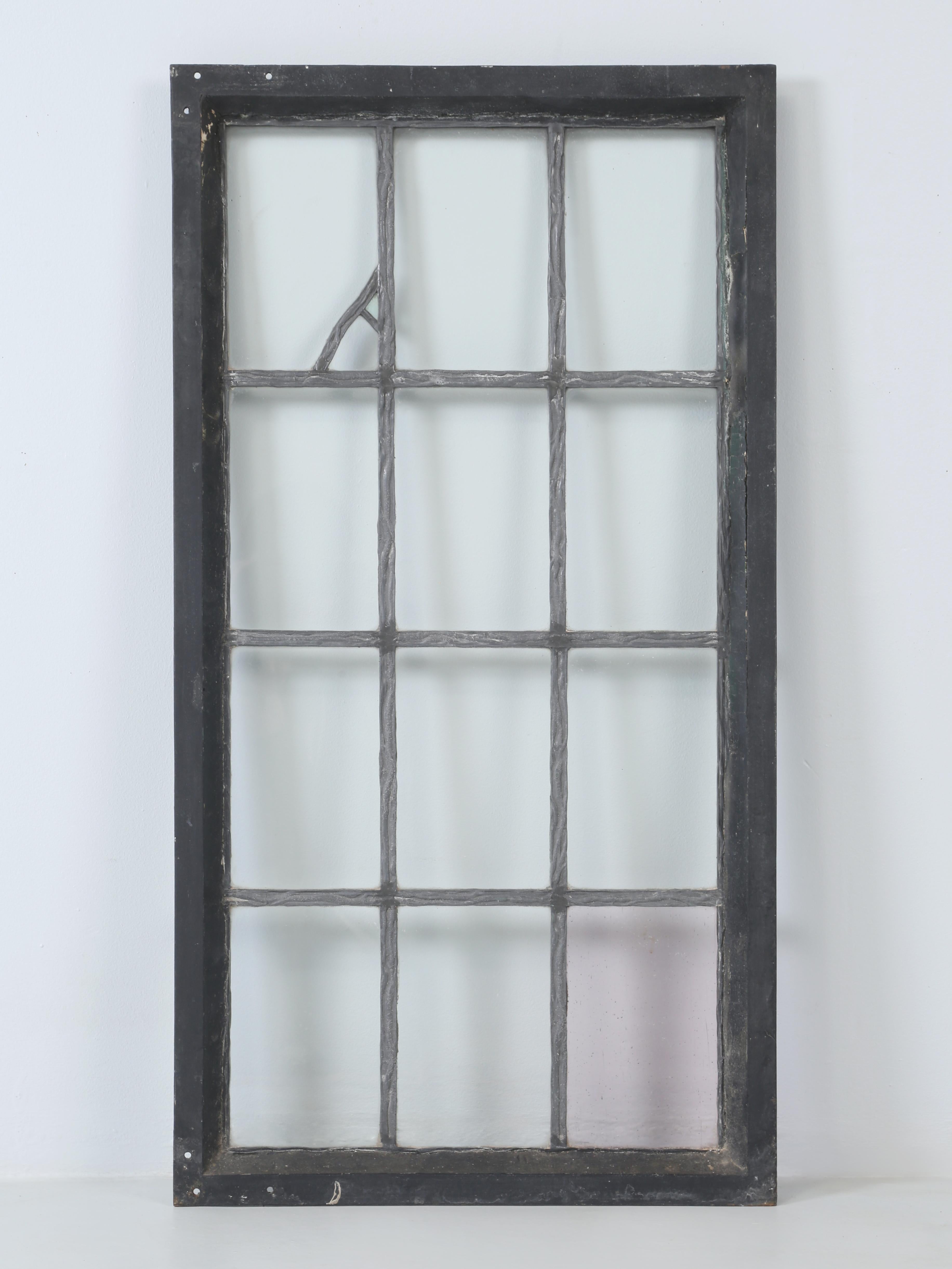 Nous pensons qu'il s'agit d'une fenêtre ancienne en verre au plomb dans un cadre en acier d'origine datant des années 1920. Il semble qu'il s'agisse d'une fabrication américaine et qu'elle provienne d'une maison de Chicago. Il n'y a pas de signes