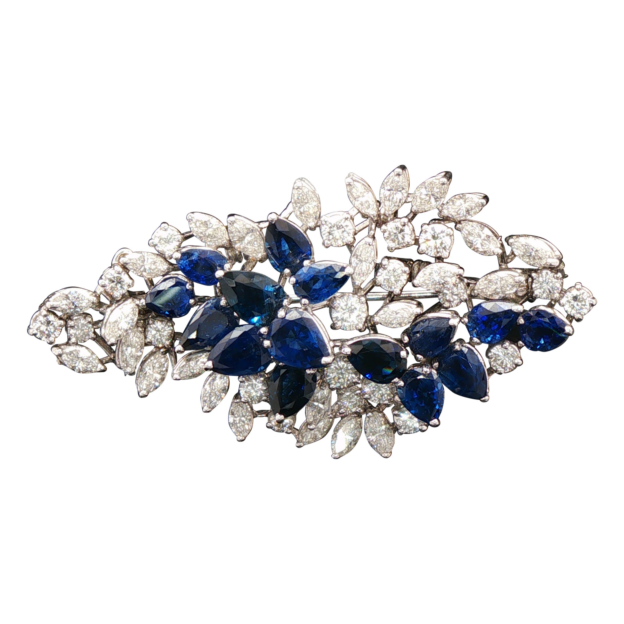 Alfiler antiguo de zafiro y diamantes en forma de hoja en oro blanco de 18 quilates en venta