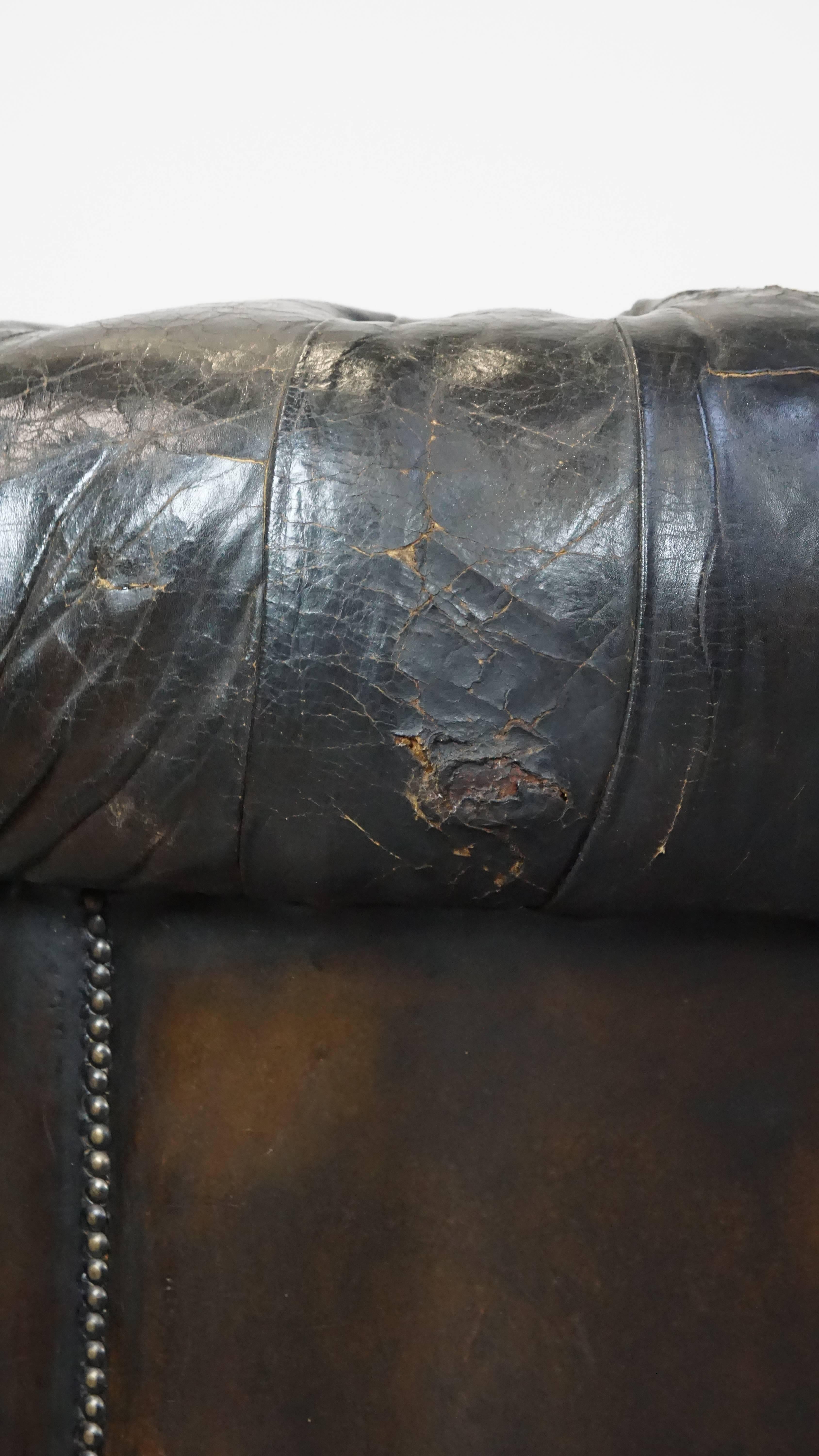 Canapé Chesterfield 3 places en cuir ancien avec excellent caractère et patina en vente 5