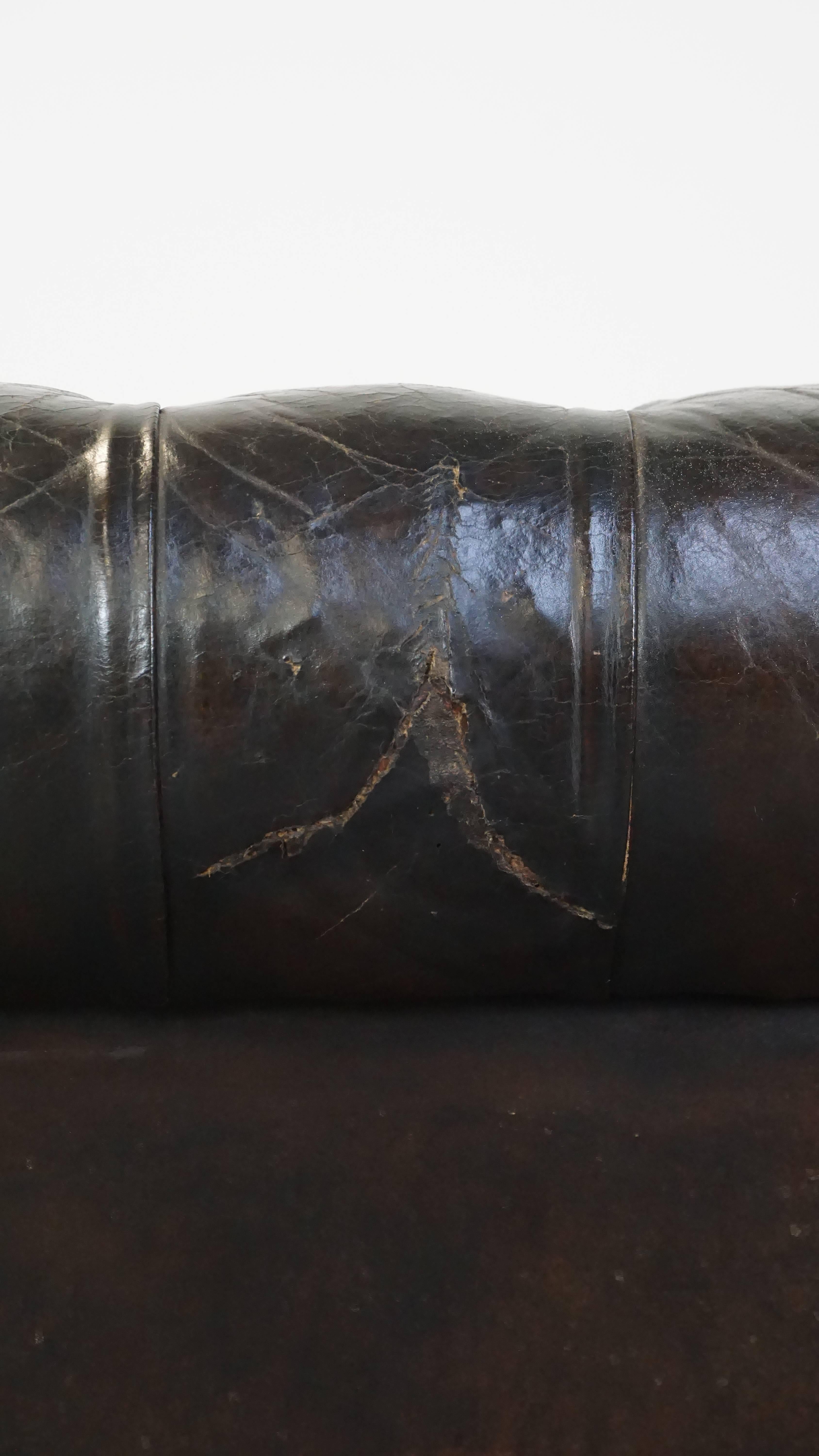 Canapé Chesterfield 3 places en cuir ancien avec excellent caractère et patina en vente 6
