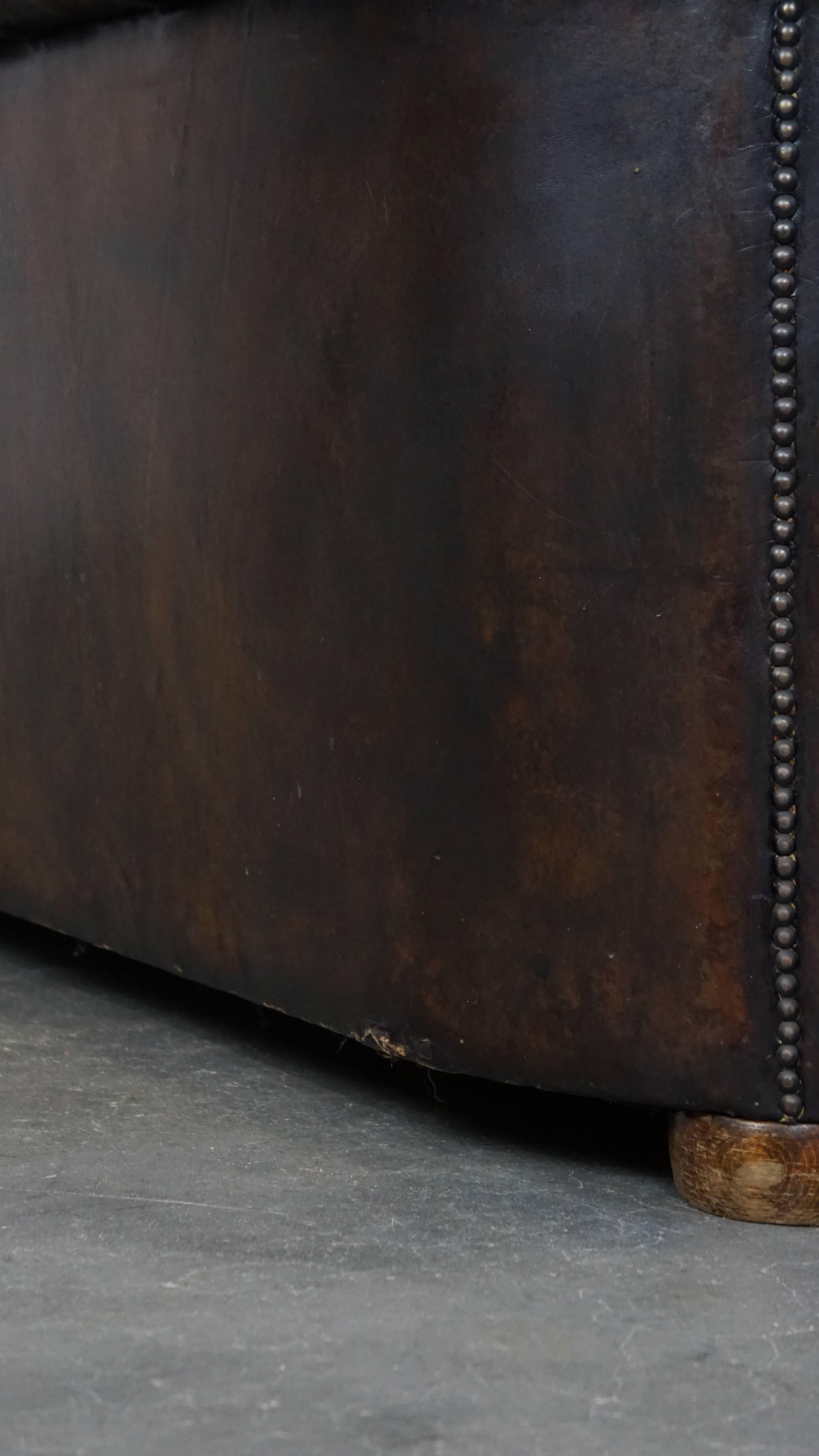 Canapé Chesterfield 3 places en cuir ancien avec excellent caractère et patina en vente 7